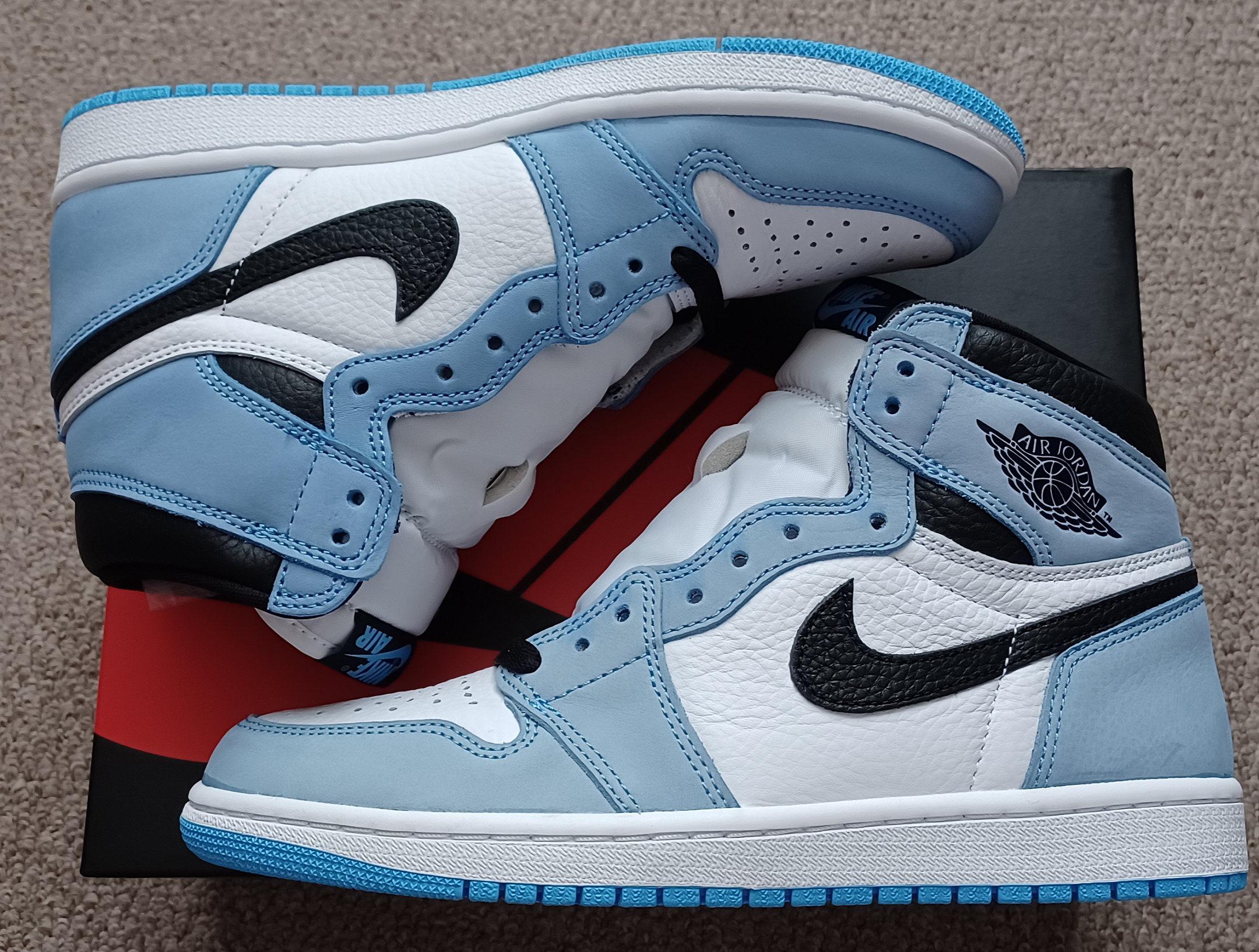 Nike Air Jordan 1 High OG "University Blue"