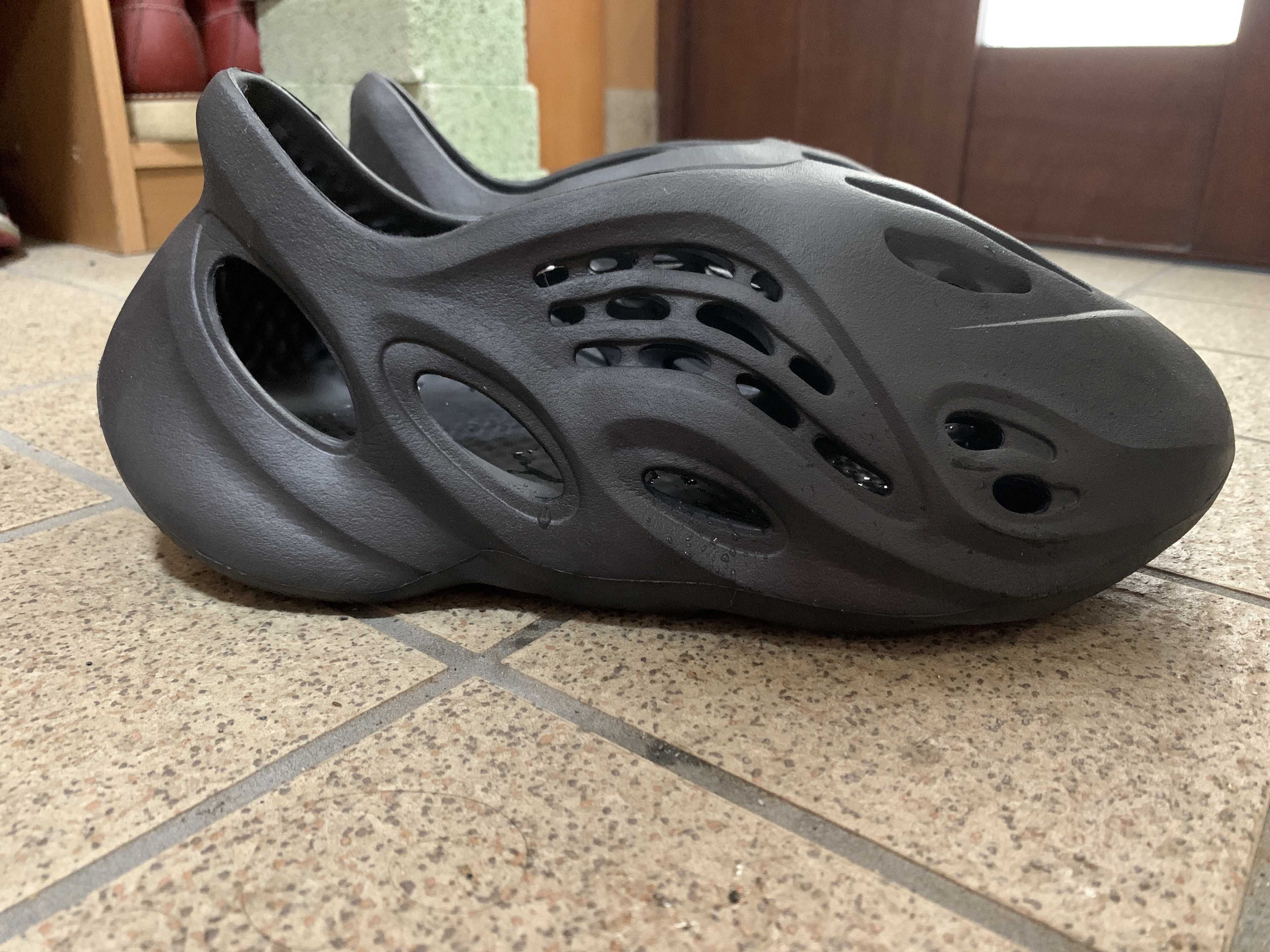 adidas YEEZY Foam Runner "Onyx"