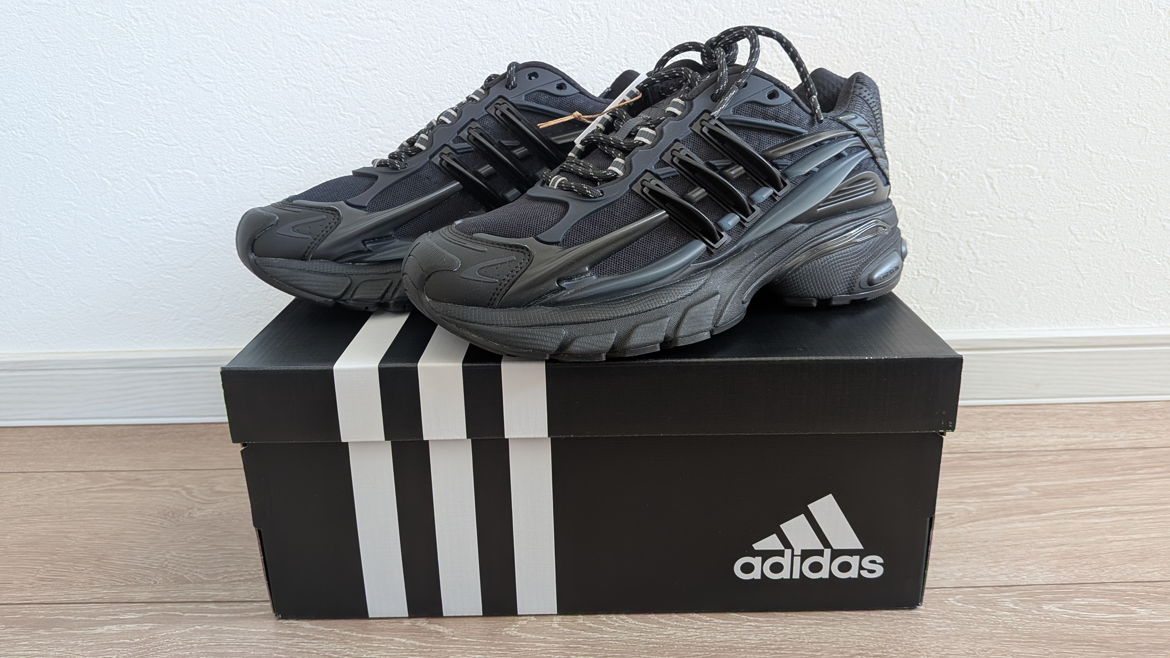 Pharrell Williams × adidas Jellyfish "Carbon/Core Black"