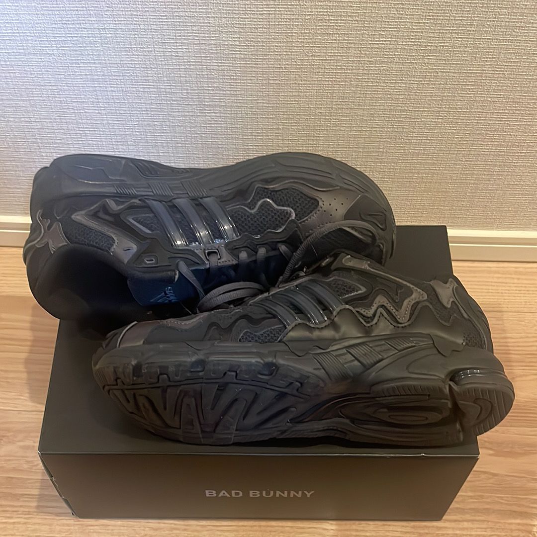 バッド・バニー × アディダス レスポンス CL "トリプルブラック"