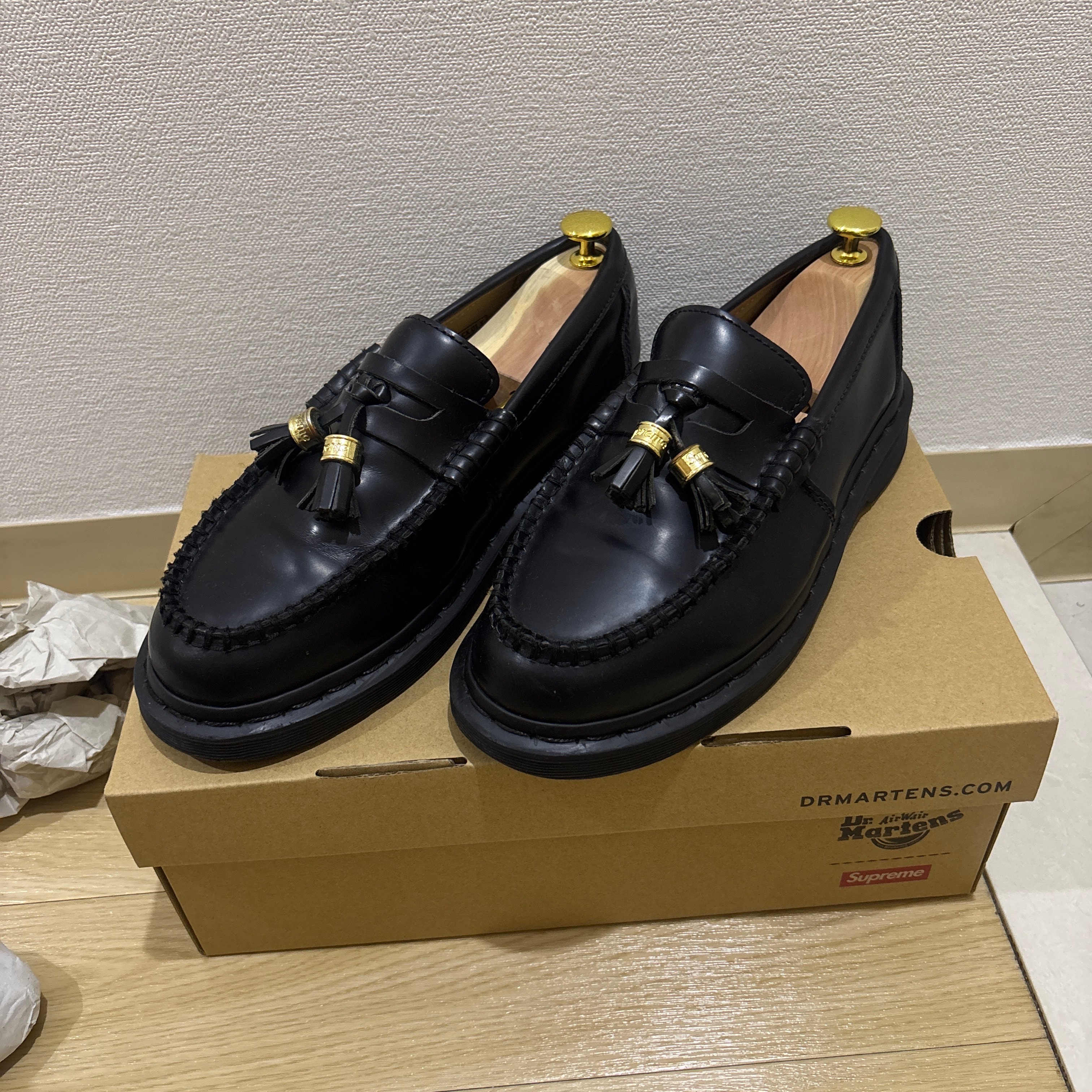 シュプリーム × ドクターマーチン ペントン タッセルローファー "ブラック"