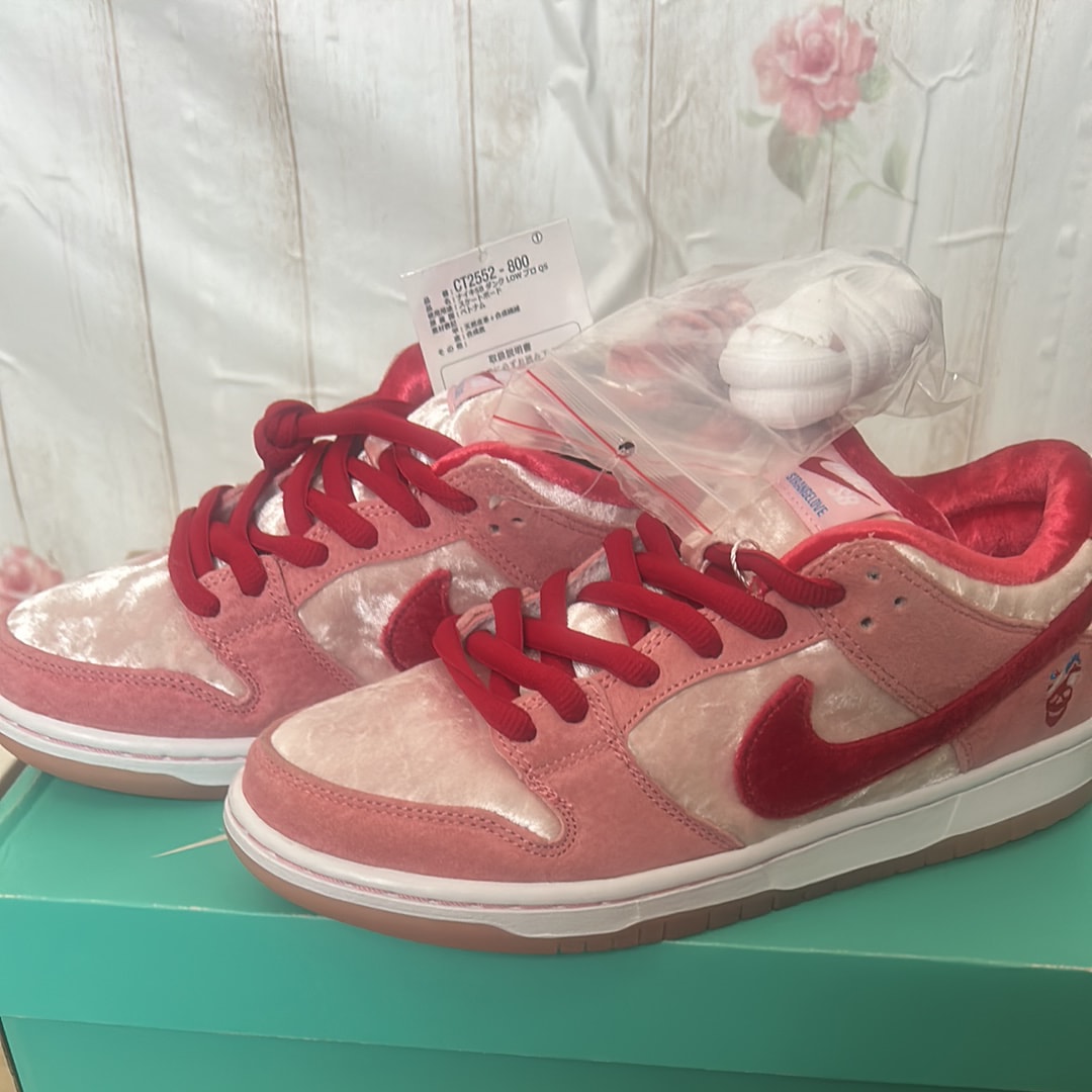 Strangelove × Nike SB Dunk Low "Valentine’s Day"