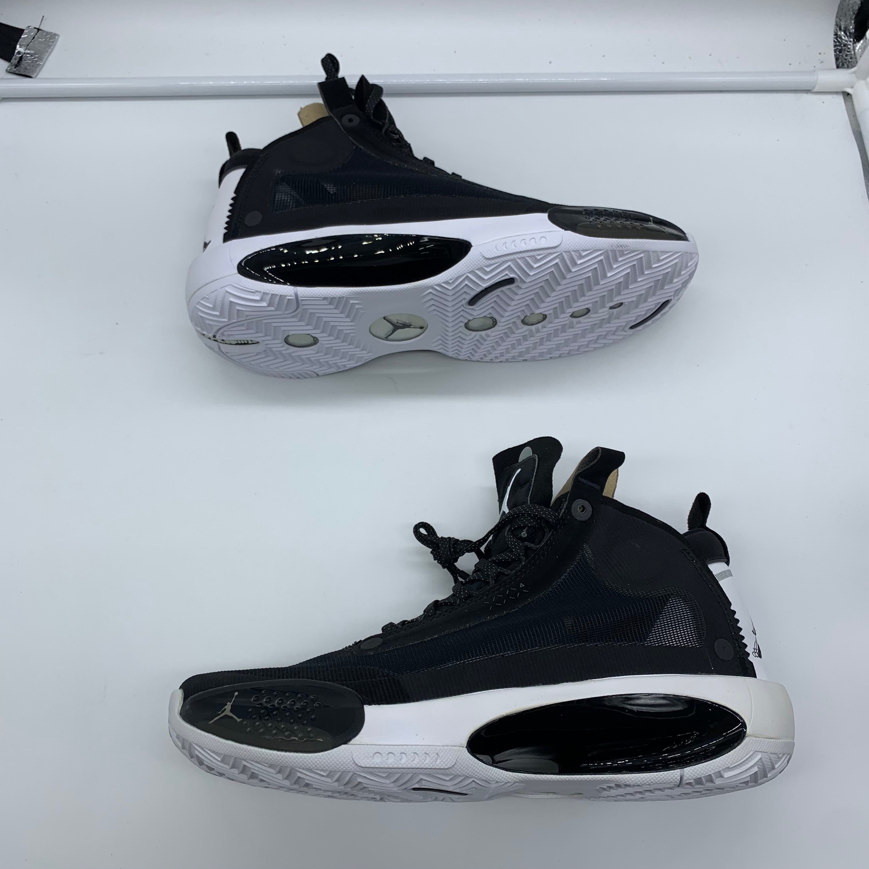 ナイキ エアジョーダン34 エクリプス "ブラック/ブラック メタリック シルバー"