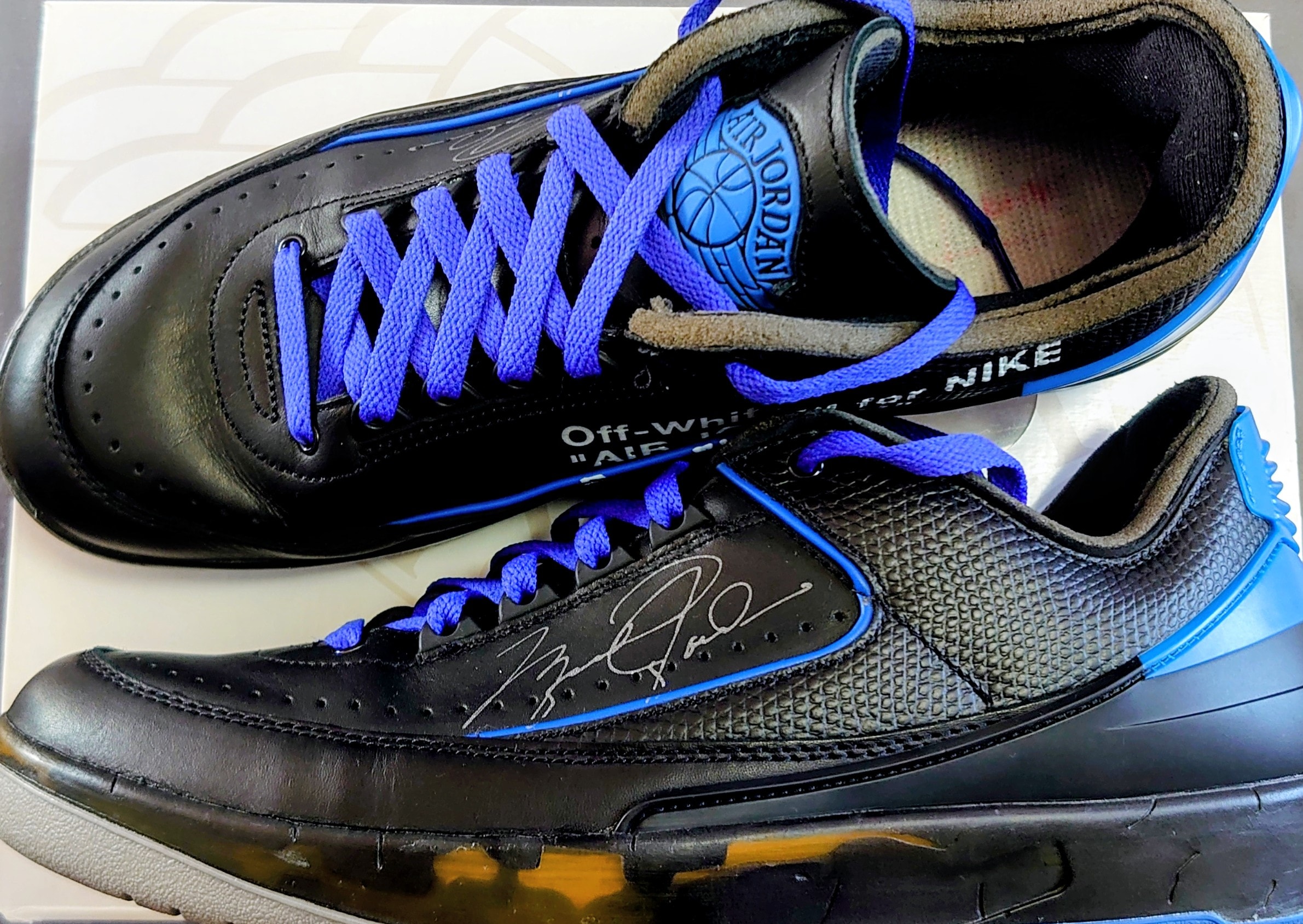 オフホワイト × ナイキ エアジョーダン2 "ブラック アンド バーシティロイヤル"