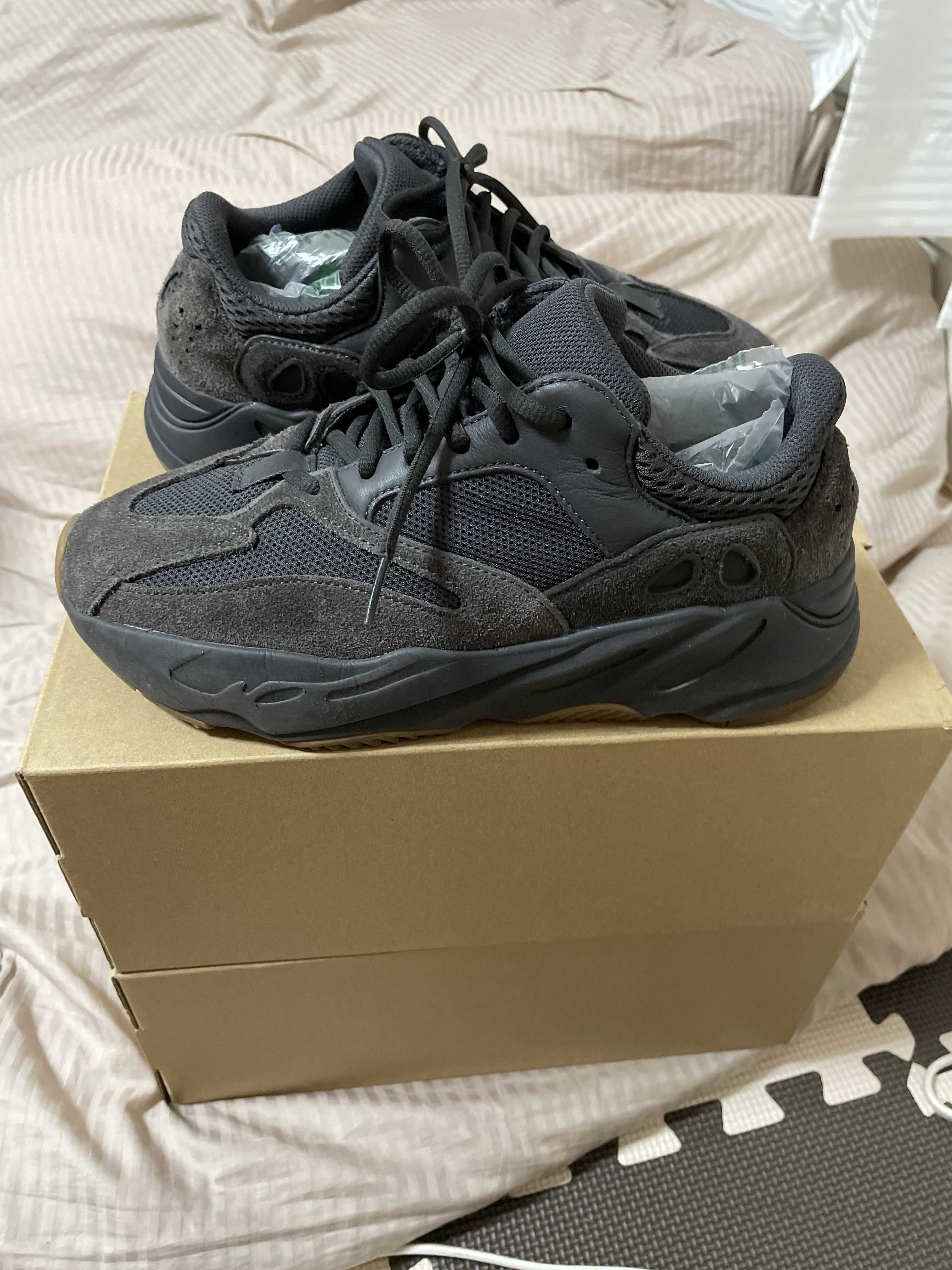 adidas YEEZY Boost 700 "Utility Black"