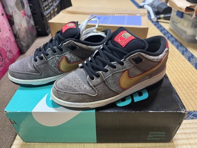 Nike SB Dunk Low PRM QS "Black/Metallic gold/University Red"