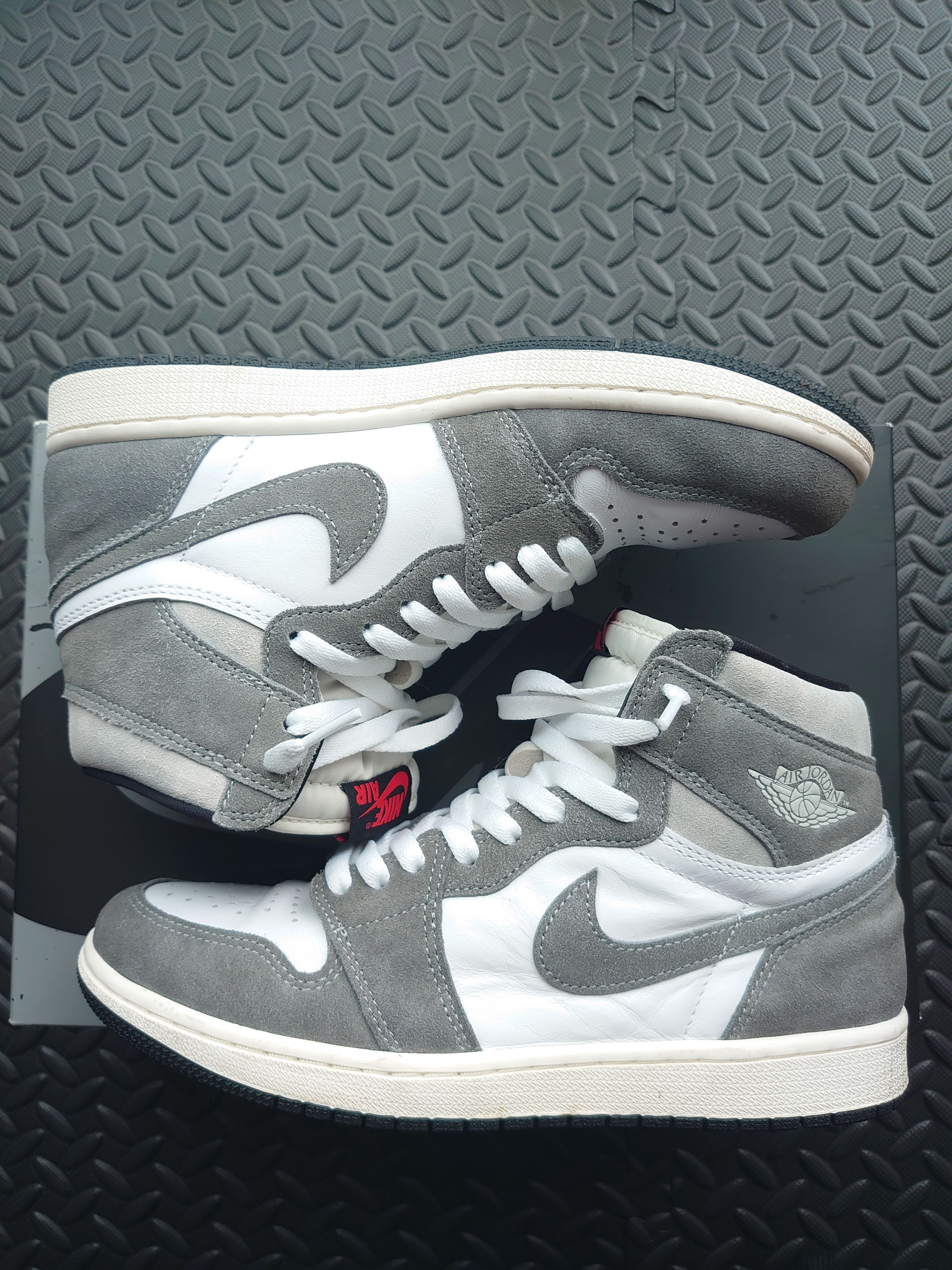 Nike Air Jordan 1 Retro High OG "Black and Smoke Grey"
