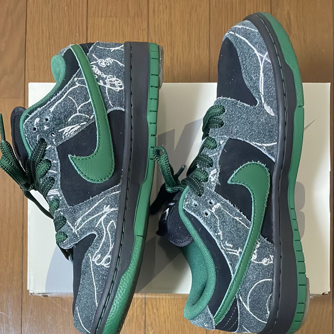 There Skateboards × Nike SB Dunk Low Pro "Anthracite and Gorge Green"