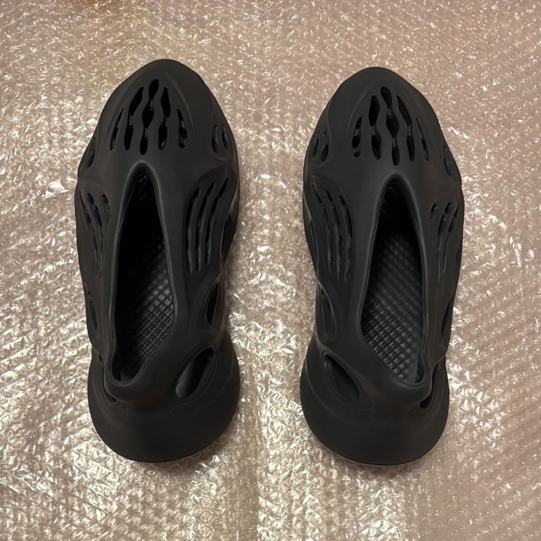 adidas YEEZY Foam Runner "Carbon"