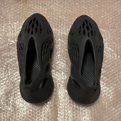 adidas YEEZY Foam Runner "Carbon"