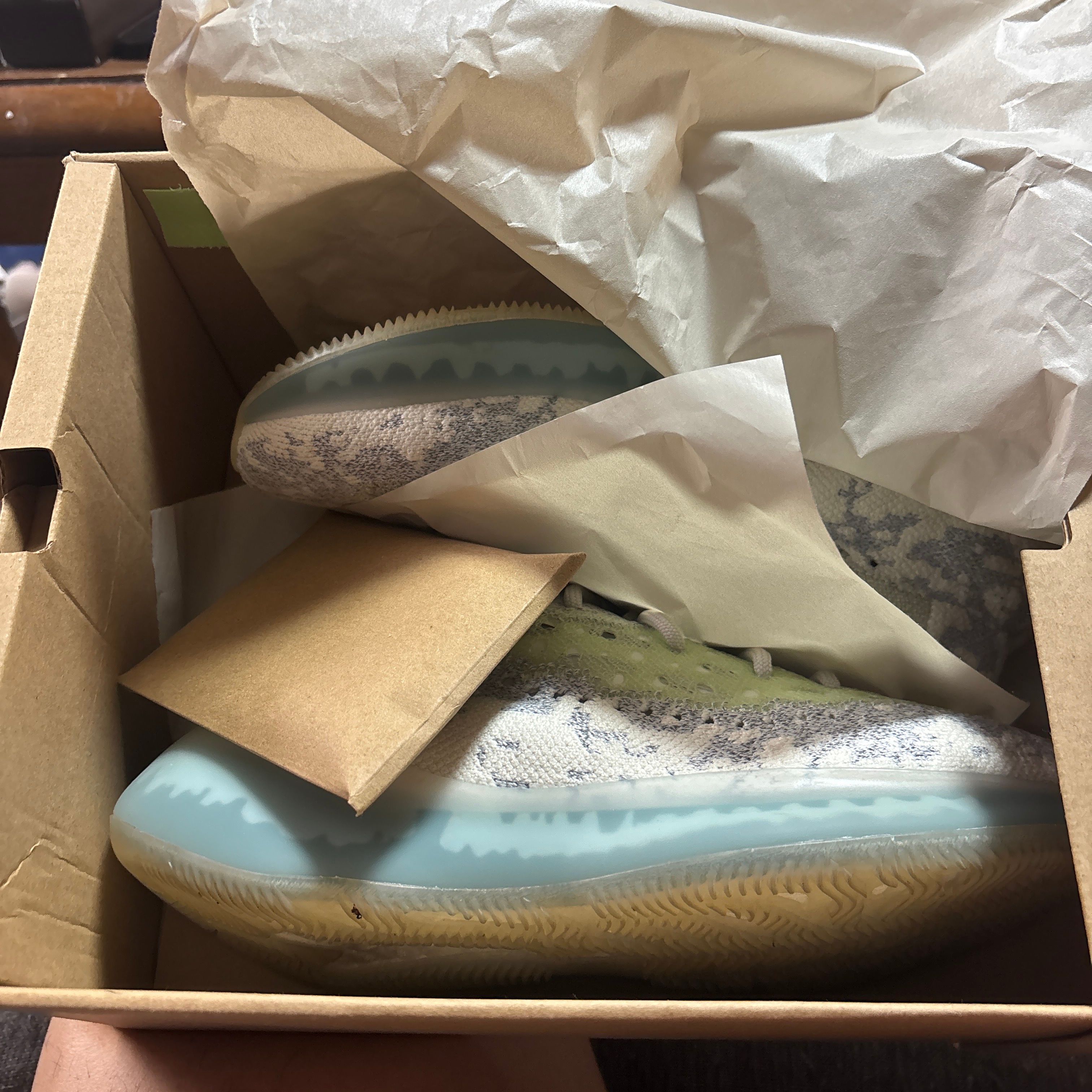 アディダス イージーブースト380 "エイリアンブルー"