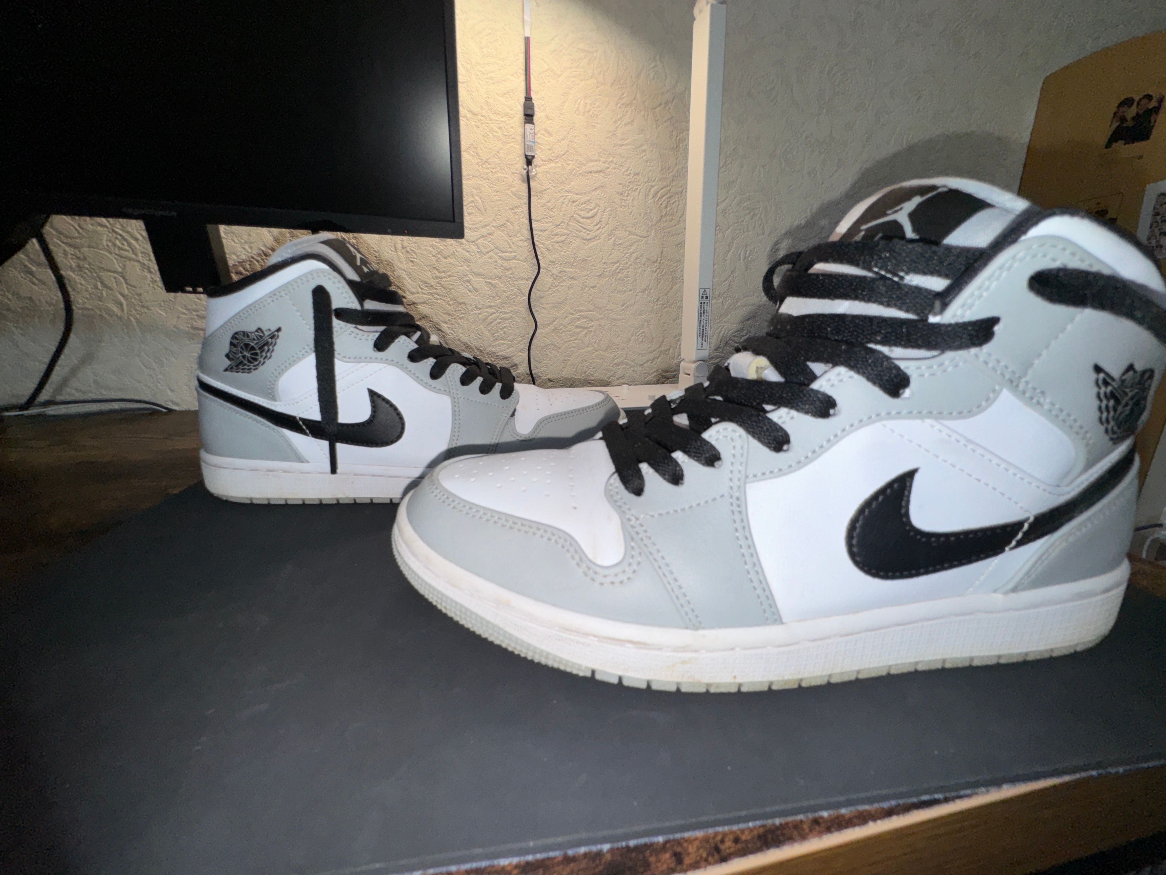 Nike Air Jordan 1 Mid "Light Smoke Grey/White/Black"