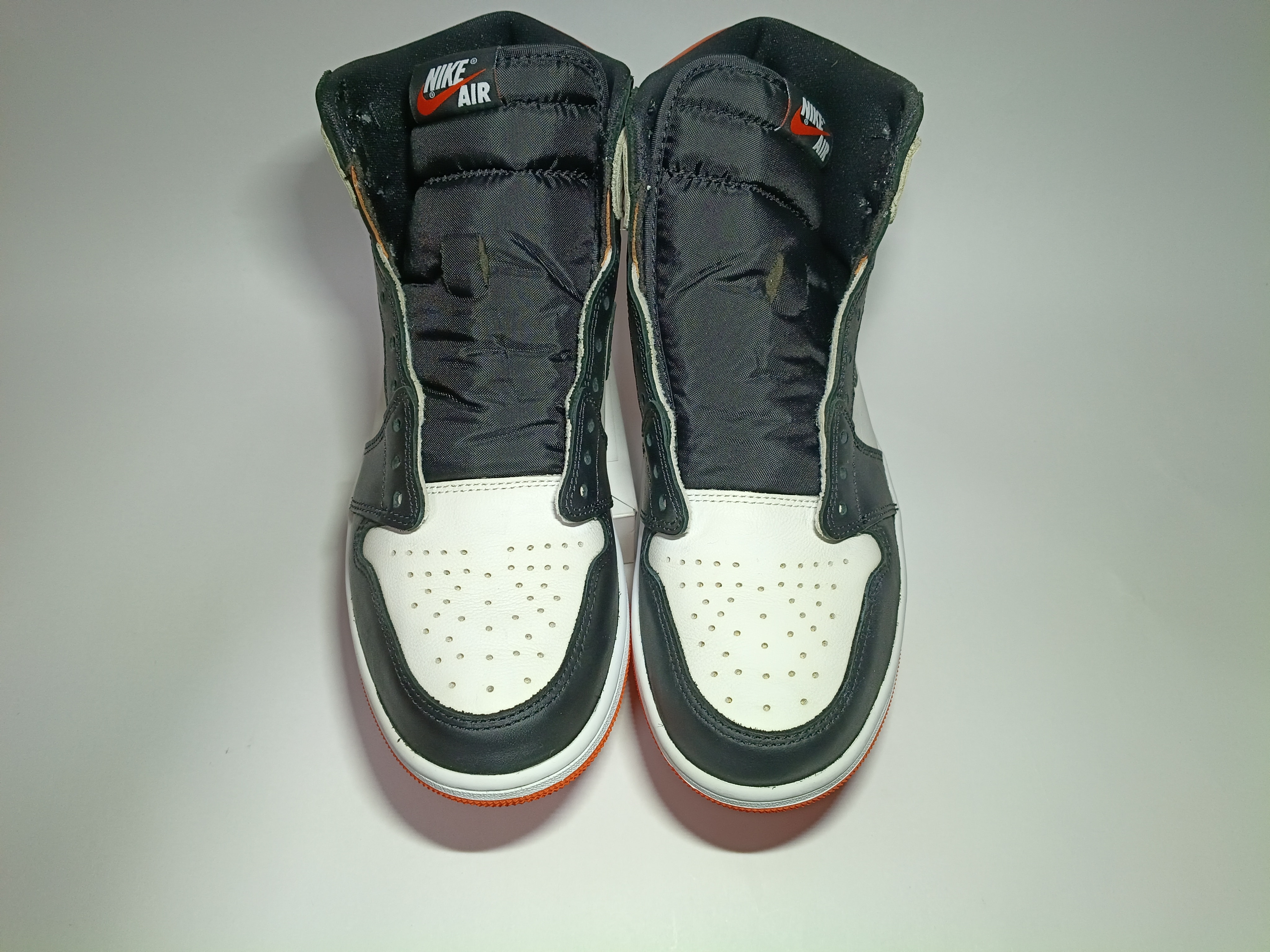 ナイキ エアジョーダン1 レトロ ハイ OG "エレクトロオレンジ"