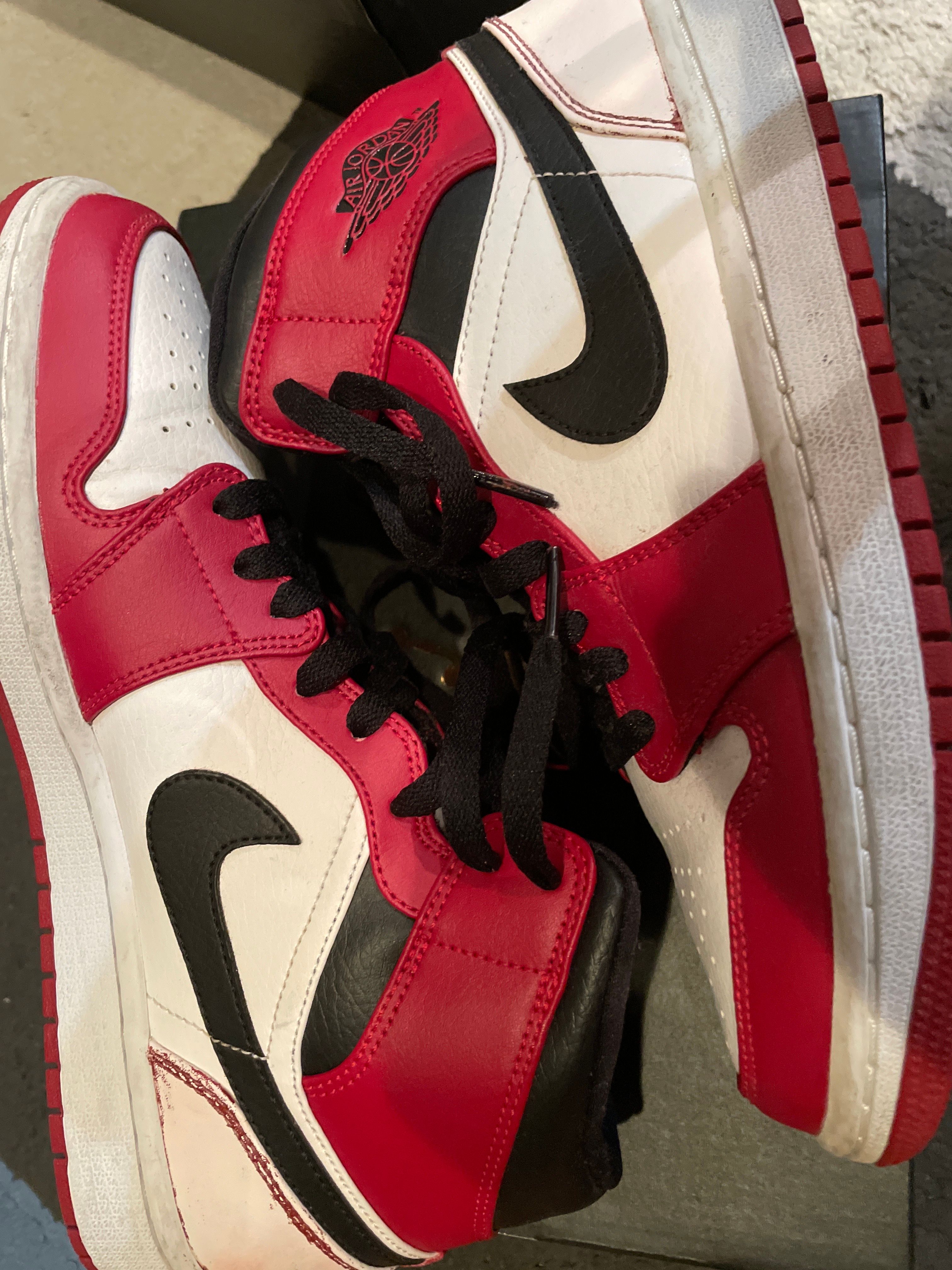 Nike Air Jordan 1 Mid "Chicago" 