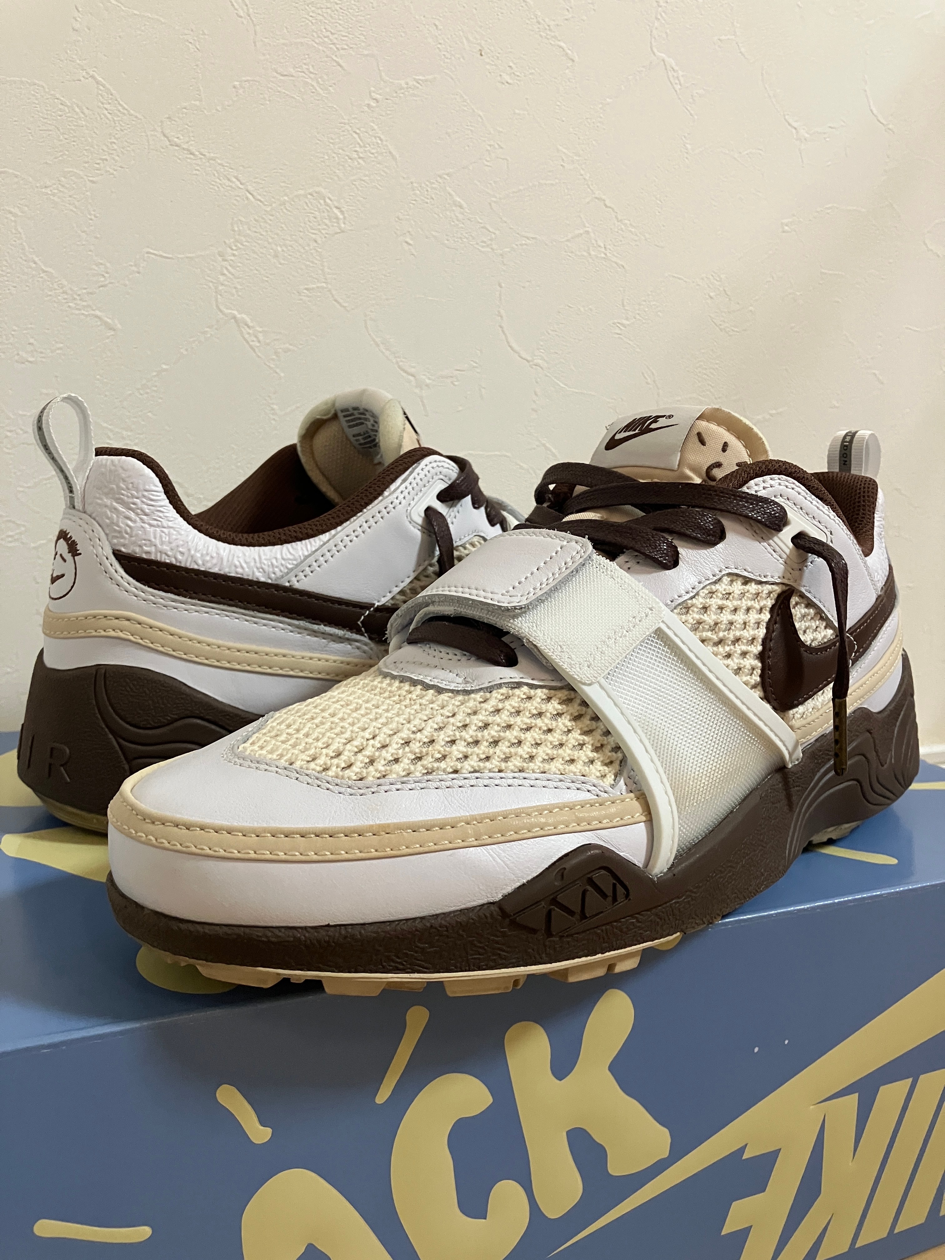 Travis Scott × Nike Zoom Field Jaxx "White and Light Chocolate"