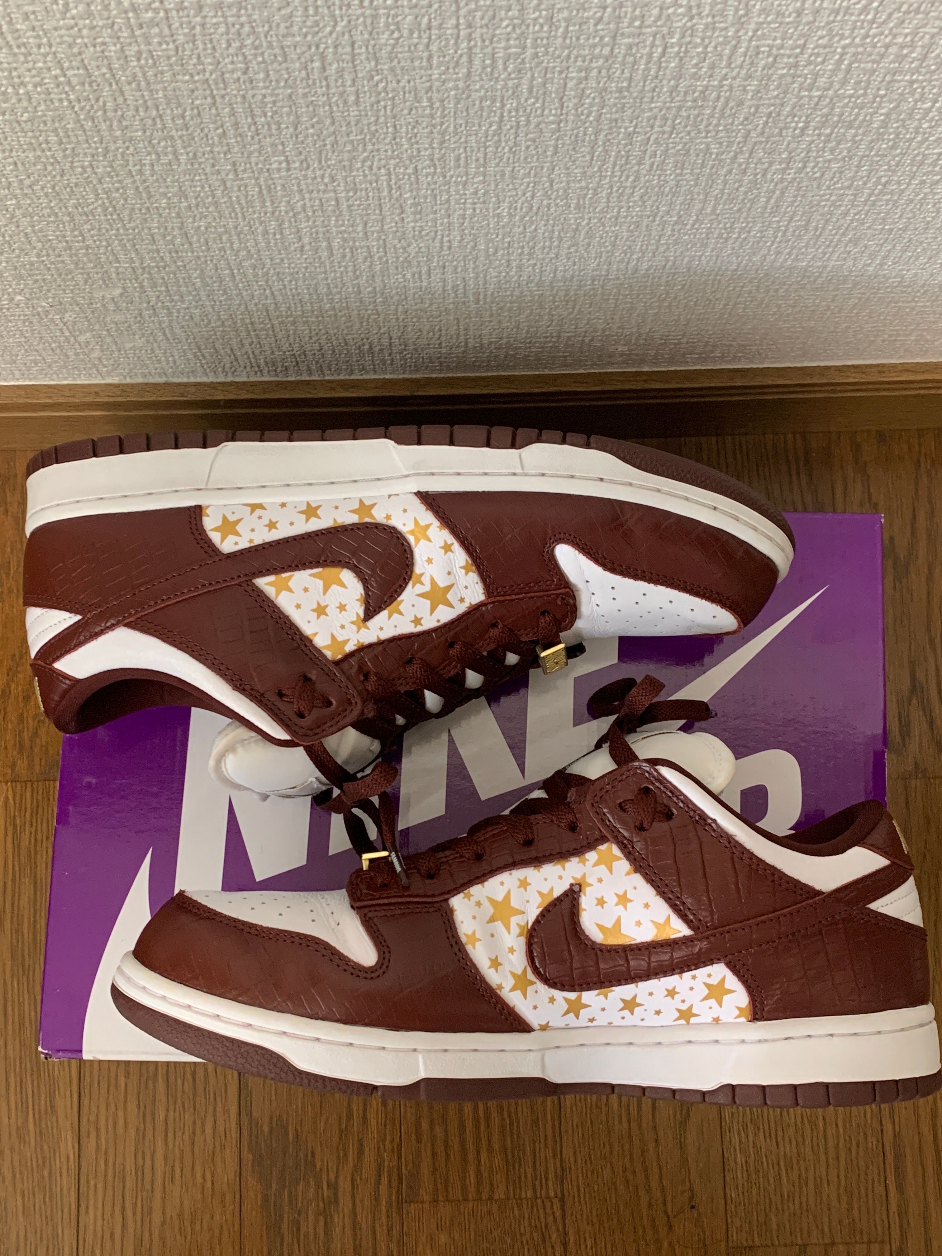 Supreme × Nike SB Dunk Low OG QS Gold Stars "White/Barkroot Brown"