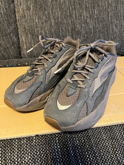 adidas YEEZY Boost 700V2 "Mauve"