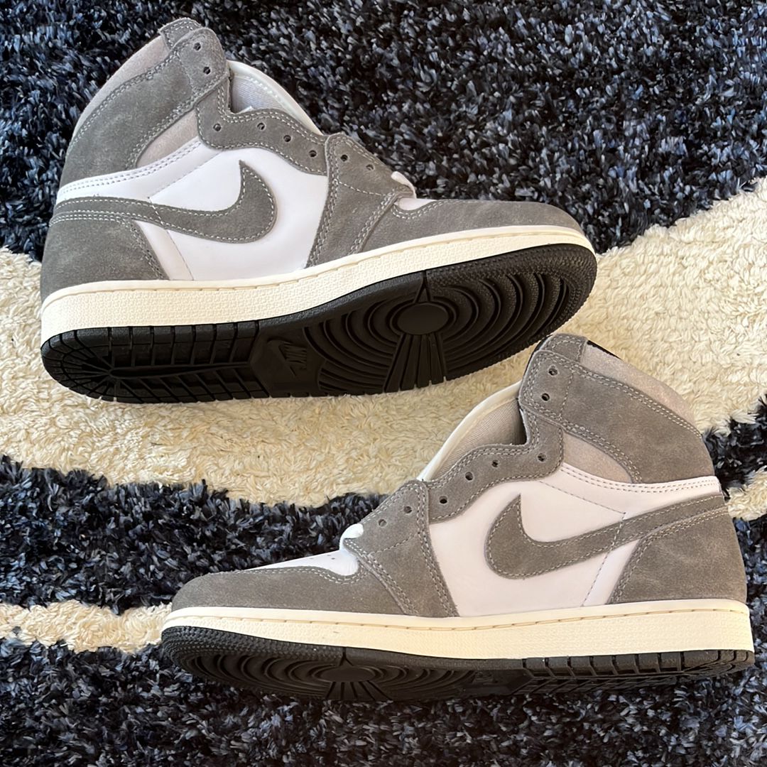 Nike Air Jordan 1 Retro High OG "Black and Smoke Grey"