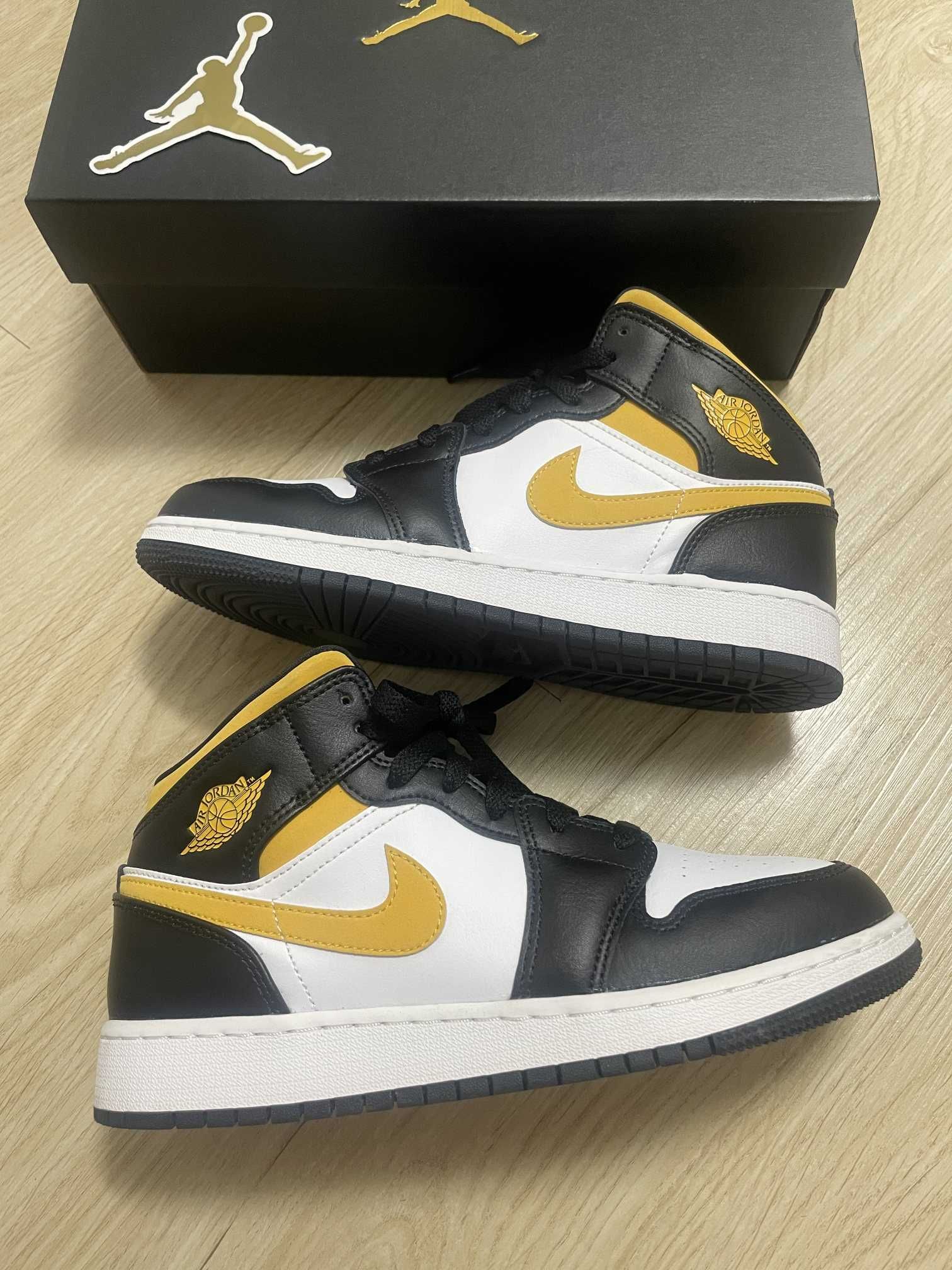 NIKE GS AIR JORDAN 1 MID "UNIVERSITY GOLD"
