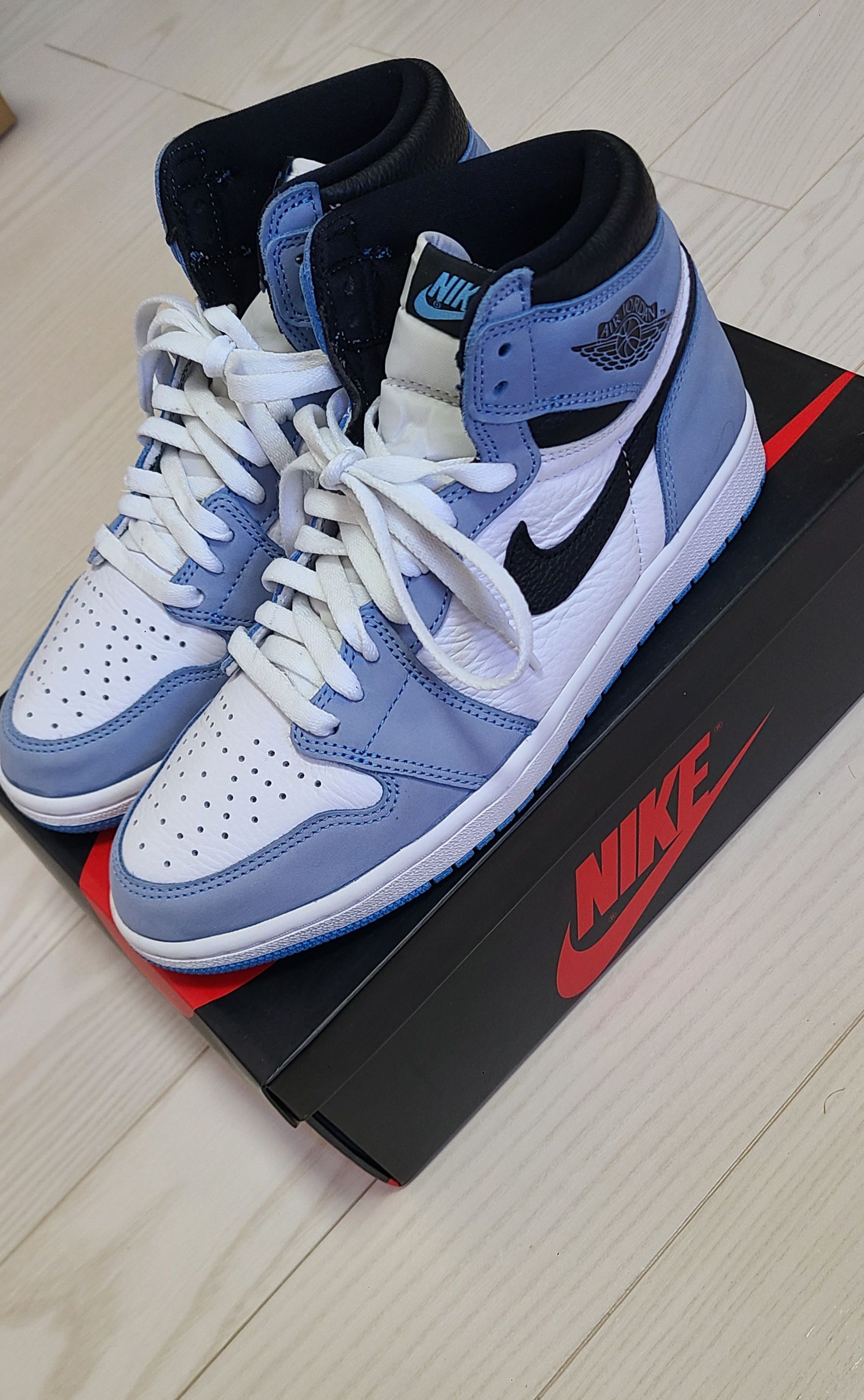 Nike Air Jordan 1 High OG "University Blue"