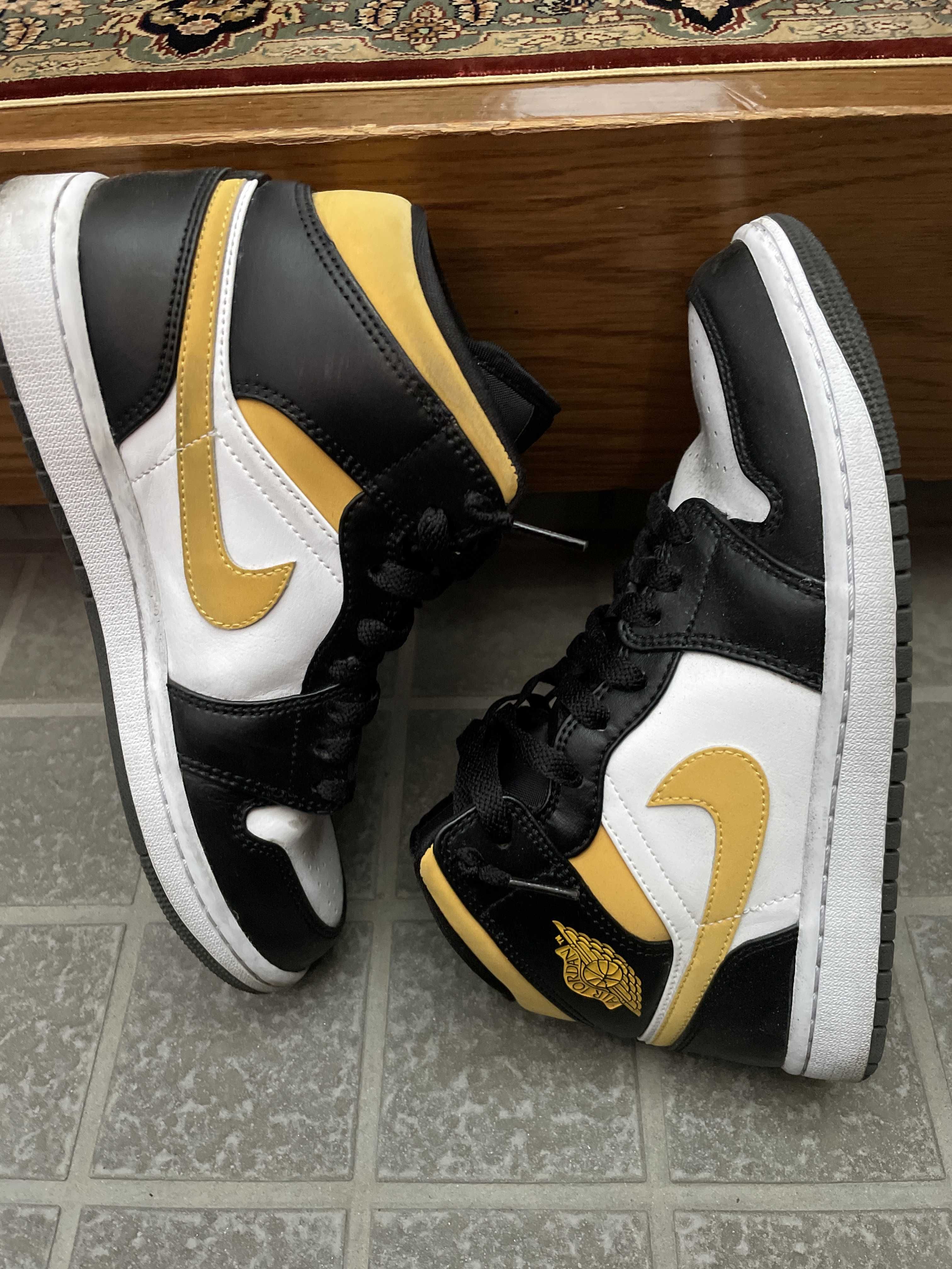 Nike Air Jordan 1 Mid "White/Pollen-Black"