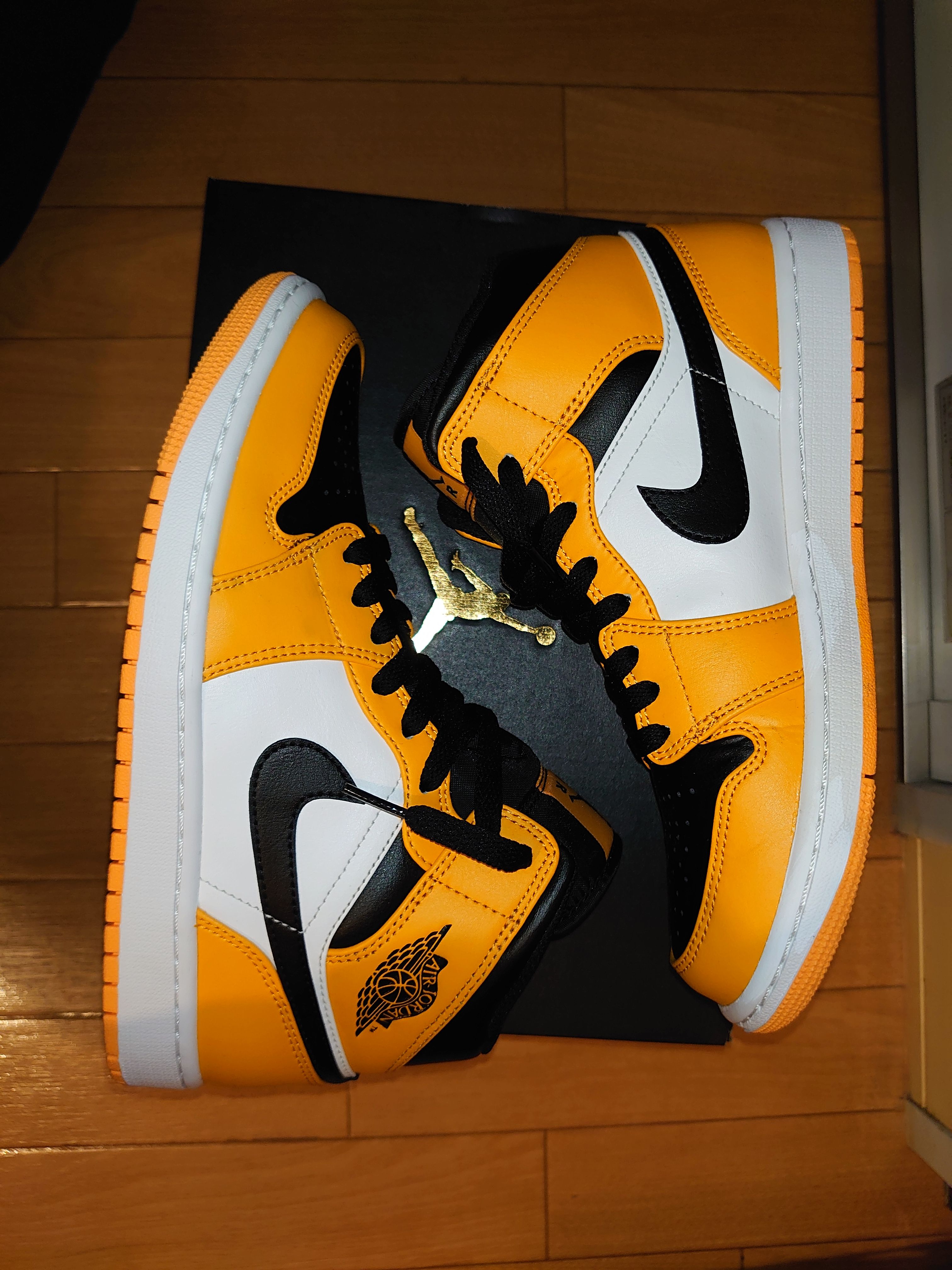 Nike Air Jordan 1 Mid "Taxi"
