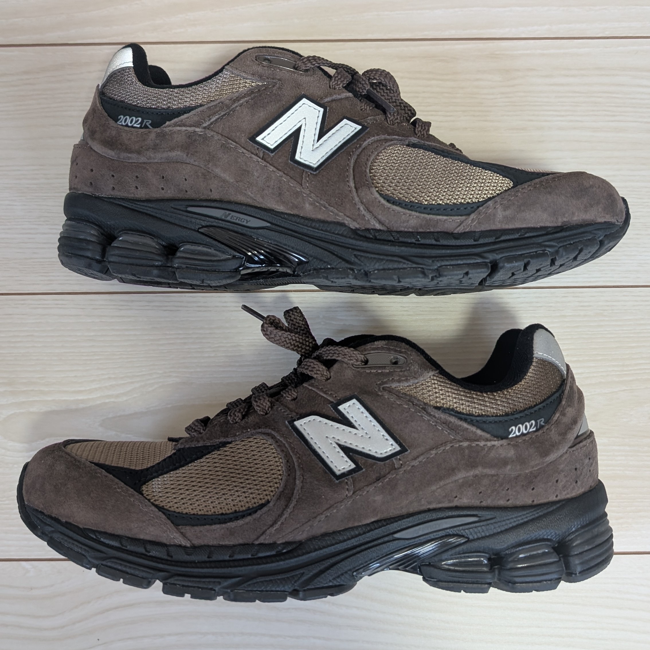 ニューバランス 2002R "ダークマッシュルーム/ブラック/マッシュルーム"