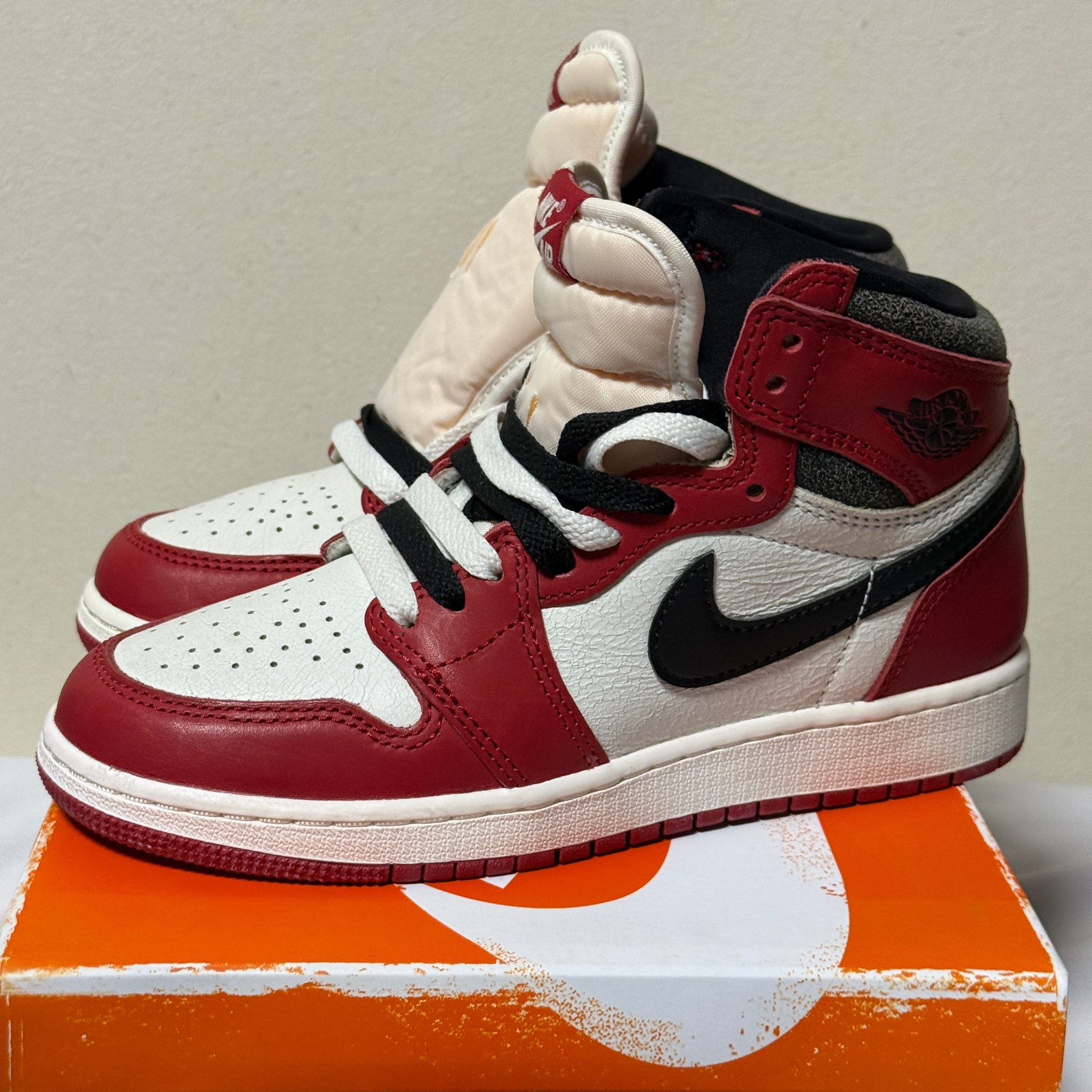 Nike GS Air Jordan 1 High OG "Lost & Found/Chicago"