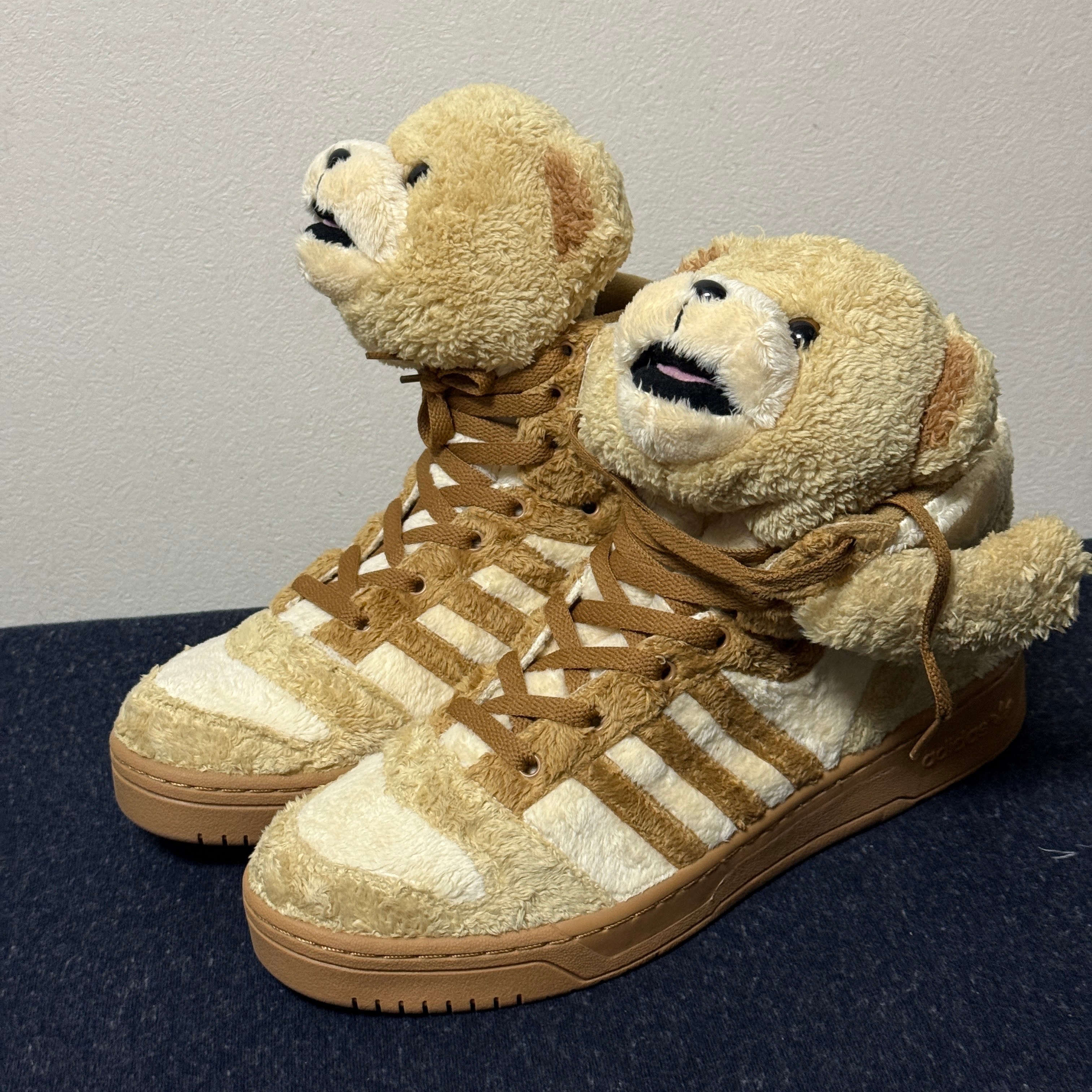 ジェレミースコット × アディダスオリジナルス アティチュード "テディベア"