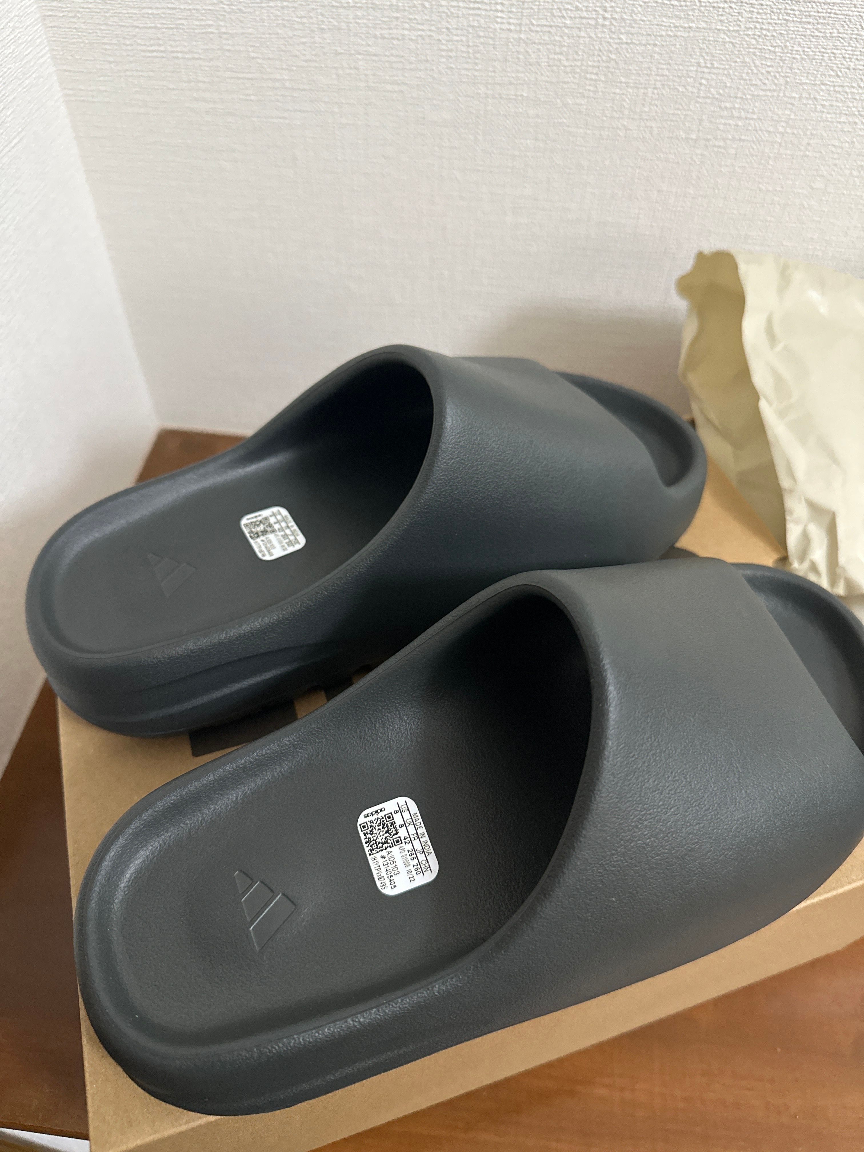 adidas YEEZY Slide "Dark Onyx"