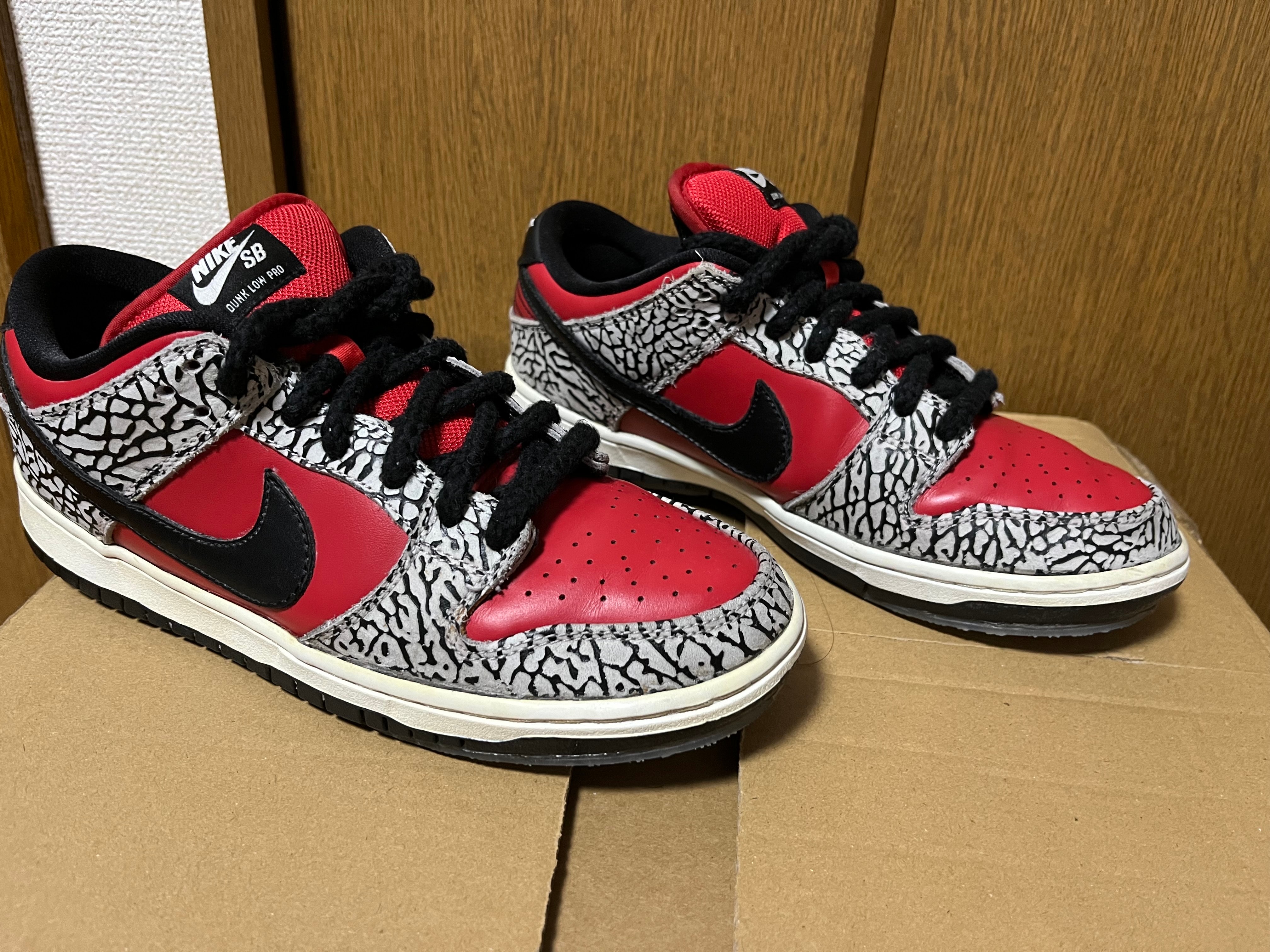 Supreme × Nike SB Dunk Low 