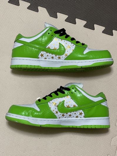 Supreme × Nike SB Dunk Low OG QS Gold Stars "White/Mean Green"