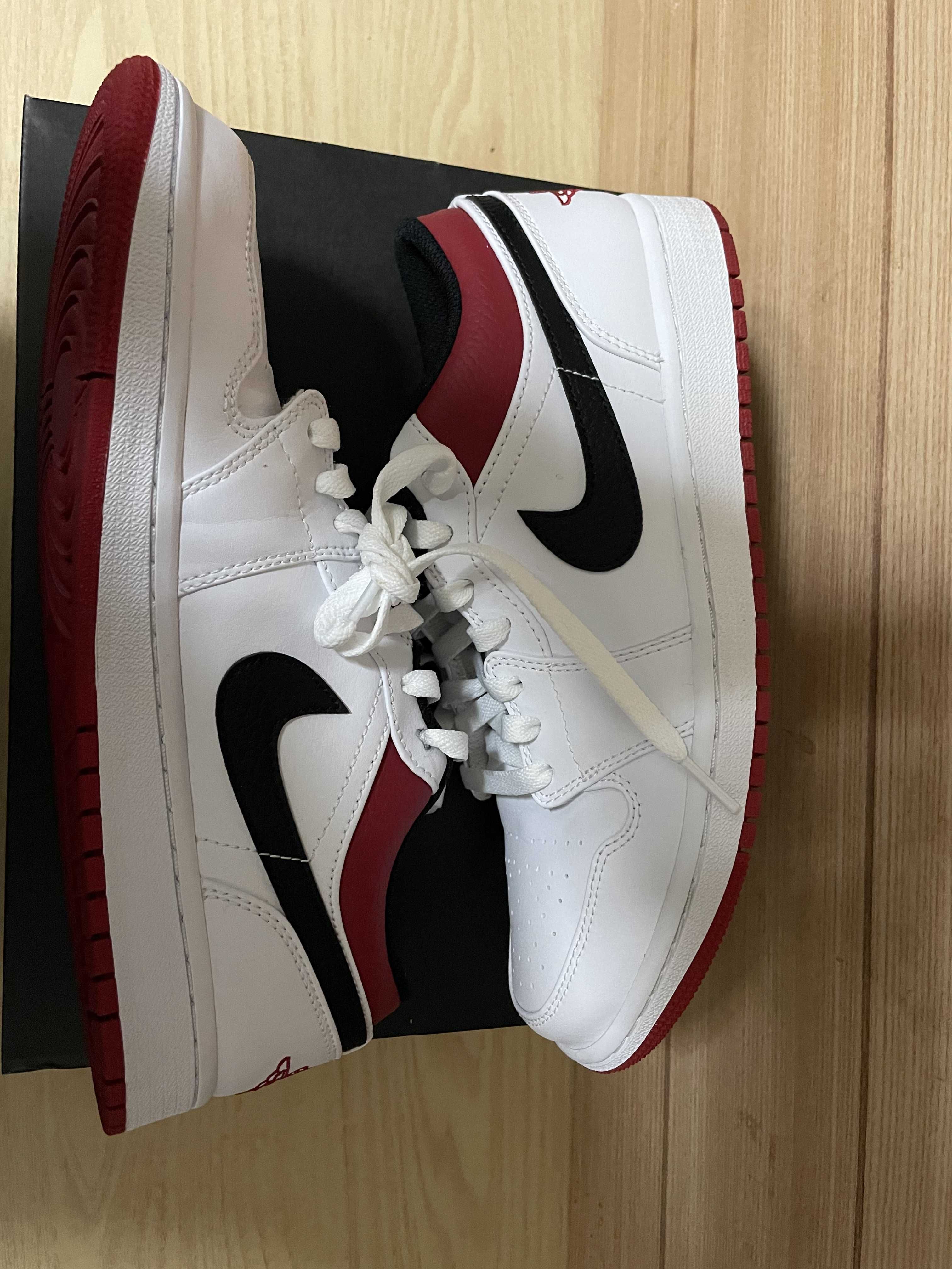NIKE AIR JORDAN 1 LOW "WHITE/UNIVERSITY RED/BLACK"