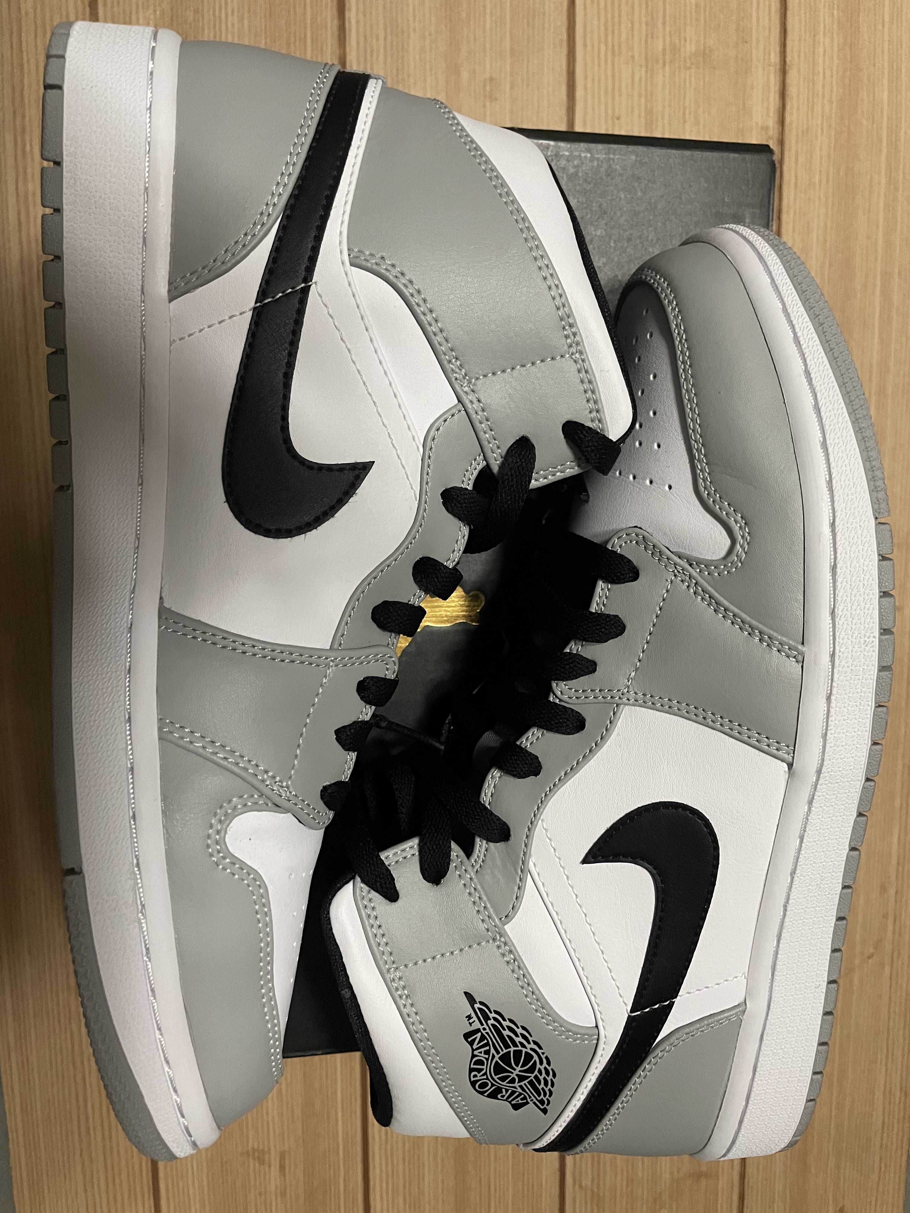Nike Air Jordan 1 Mid "Light Smoke Grey/White/Black"