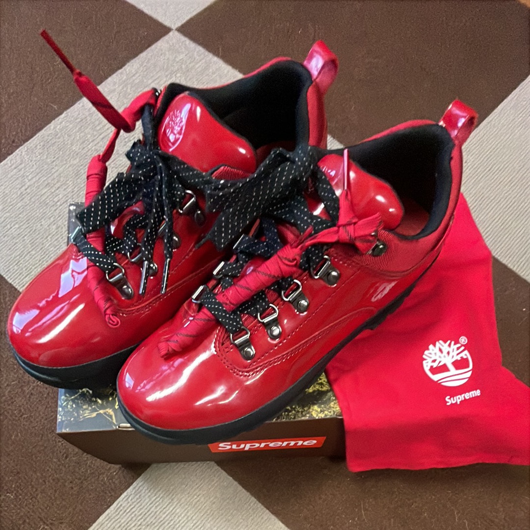 シュプリーム × ティンバーランド ユーロ ハイカー ロー パテント レザー "レッド"