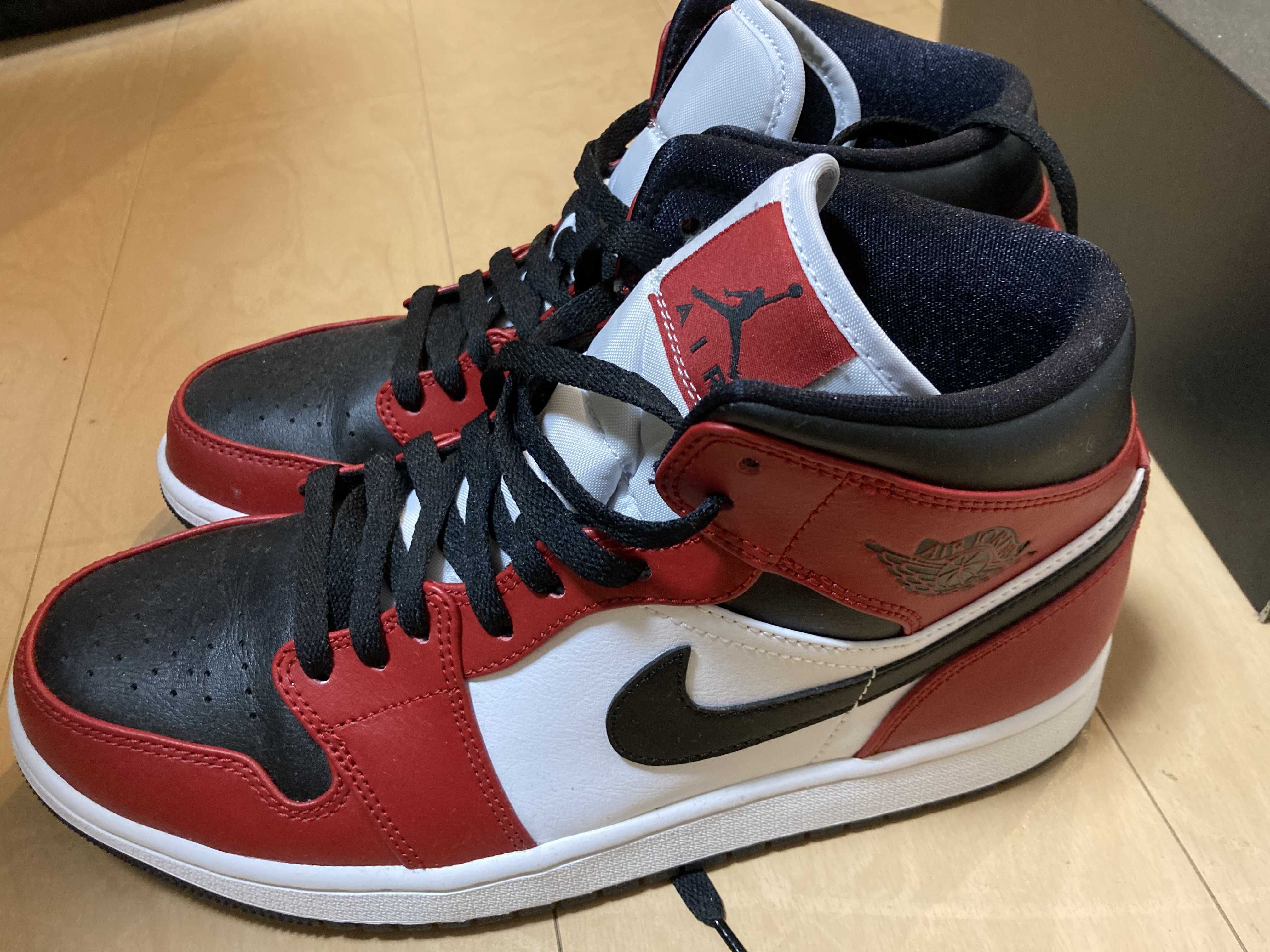 Nike Air Jordan 1 Mid "Chicago Black Toe"