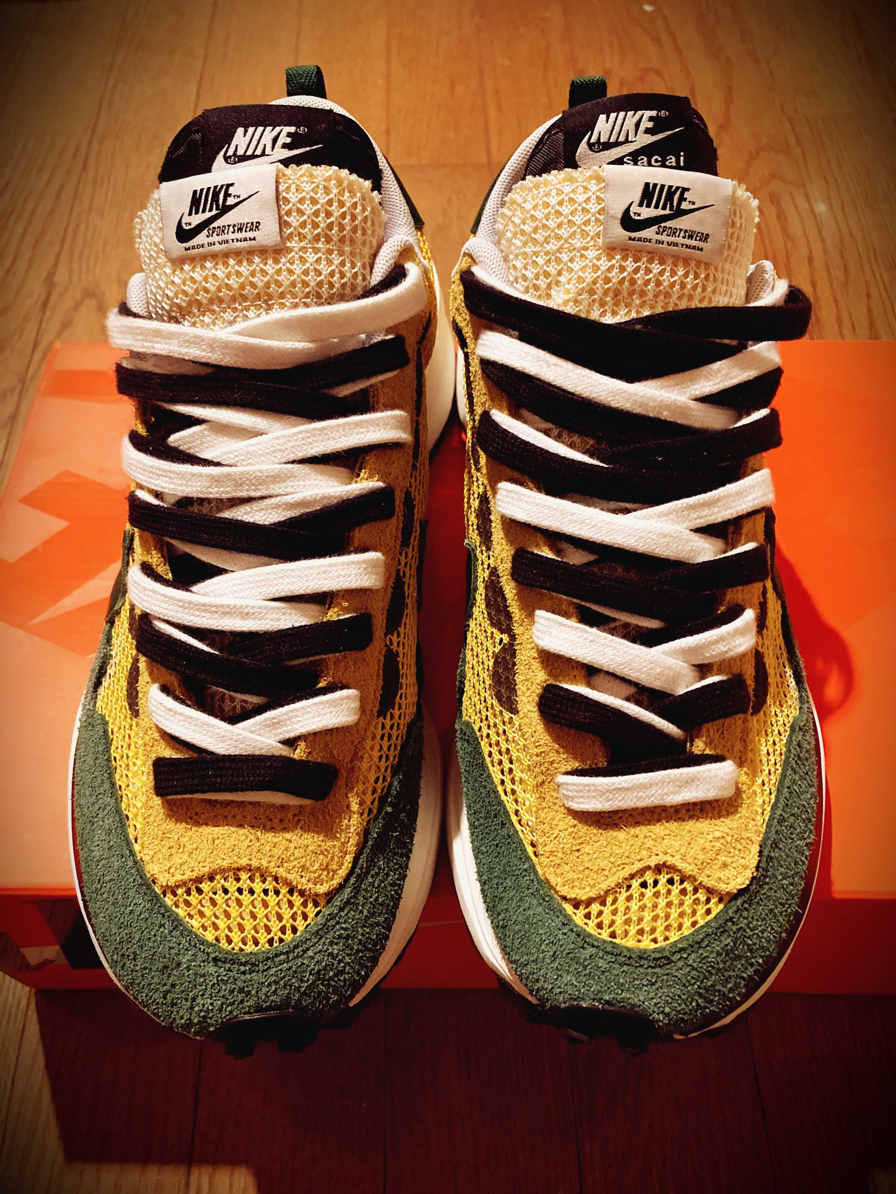 sacai × Nike Vapor Waffle "Tour Yellow/Stadium Green-Sail"