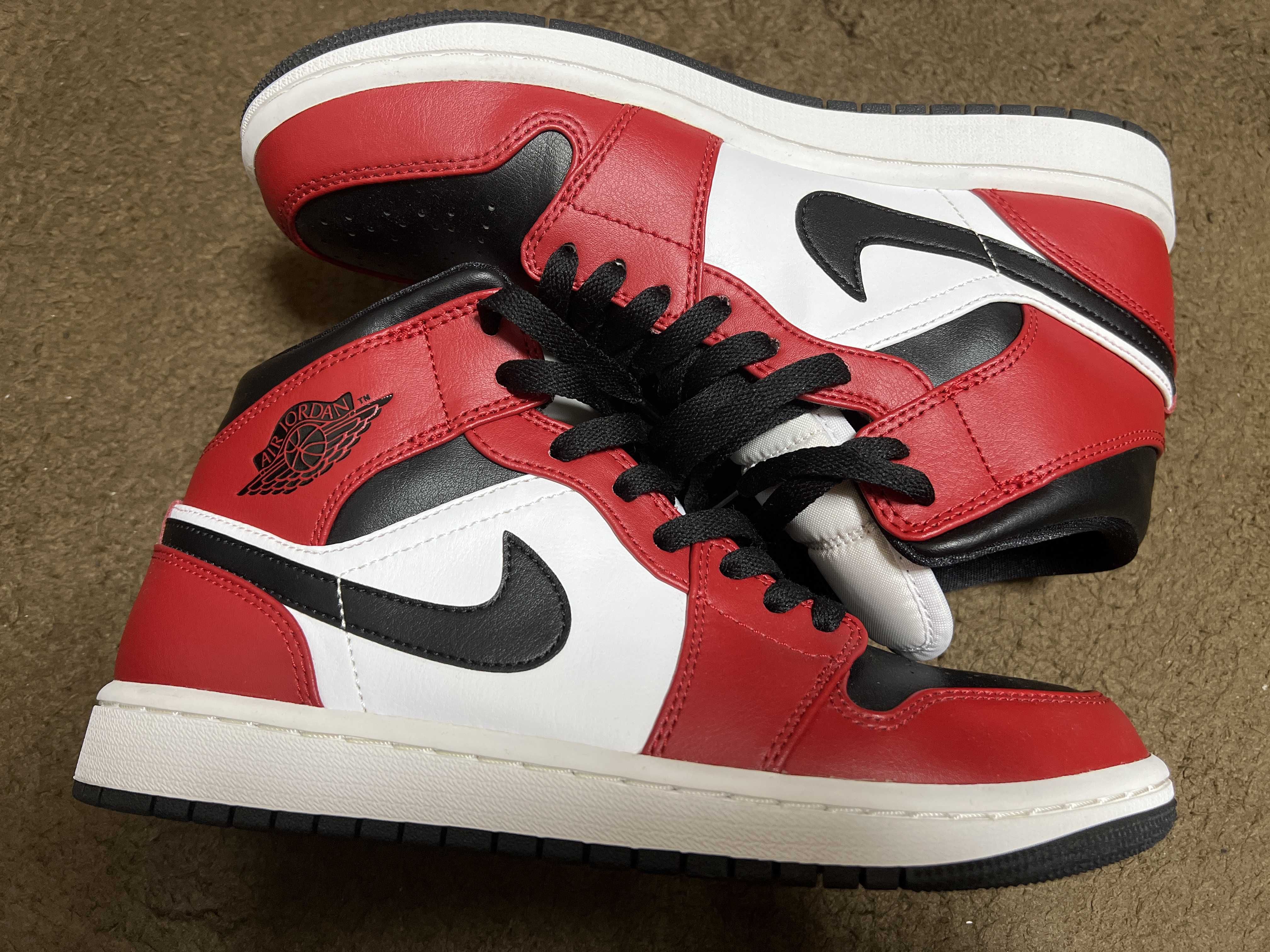 Nike Air Jordan 1 Mid "Chicago Black Toe"