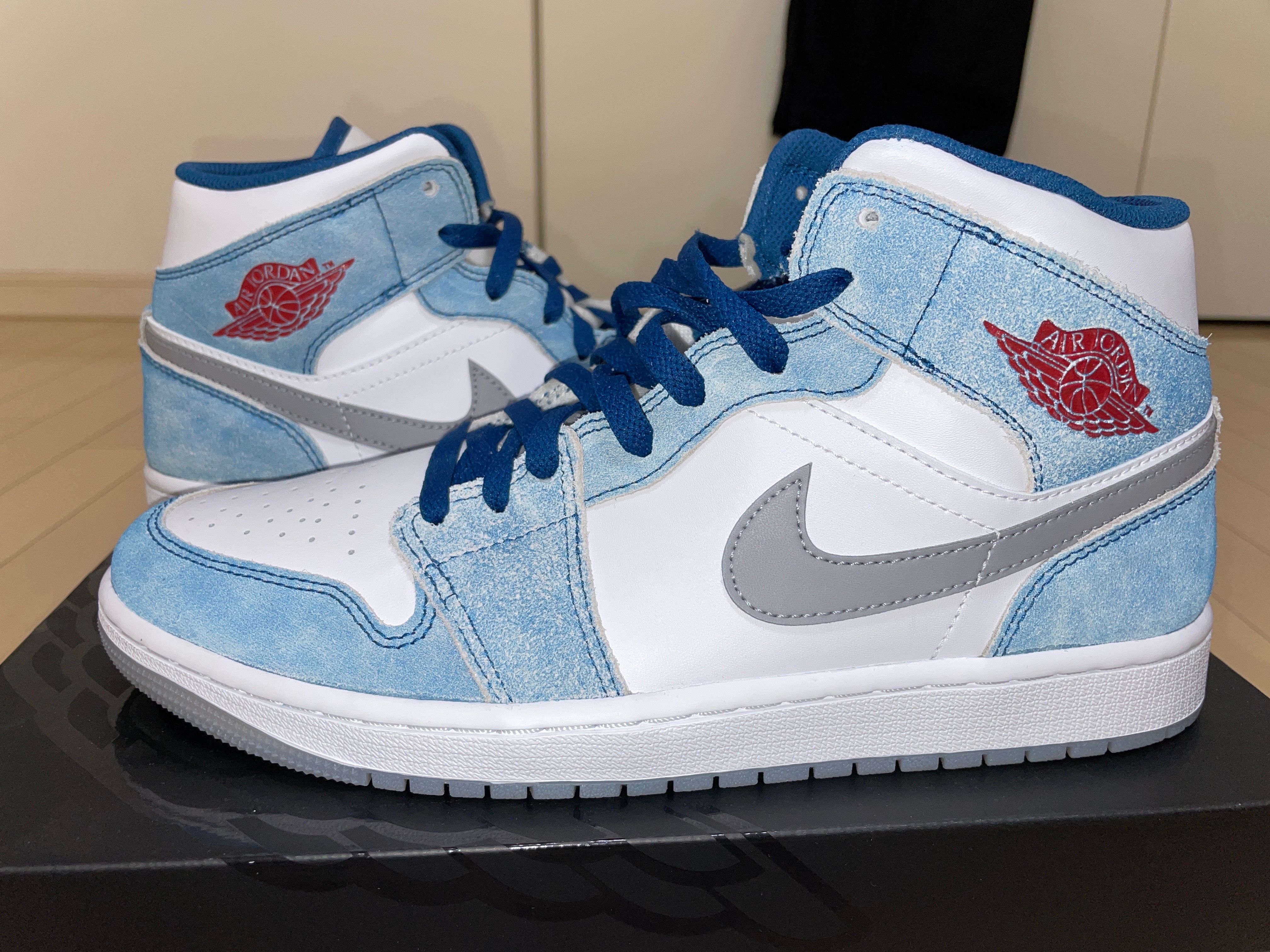 Nike Air Jordan 1 Mid SE "White/Hyper Royal/Red"