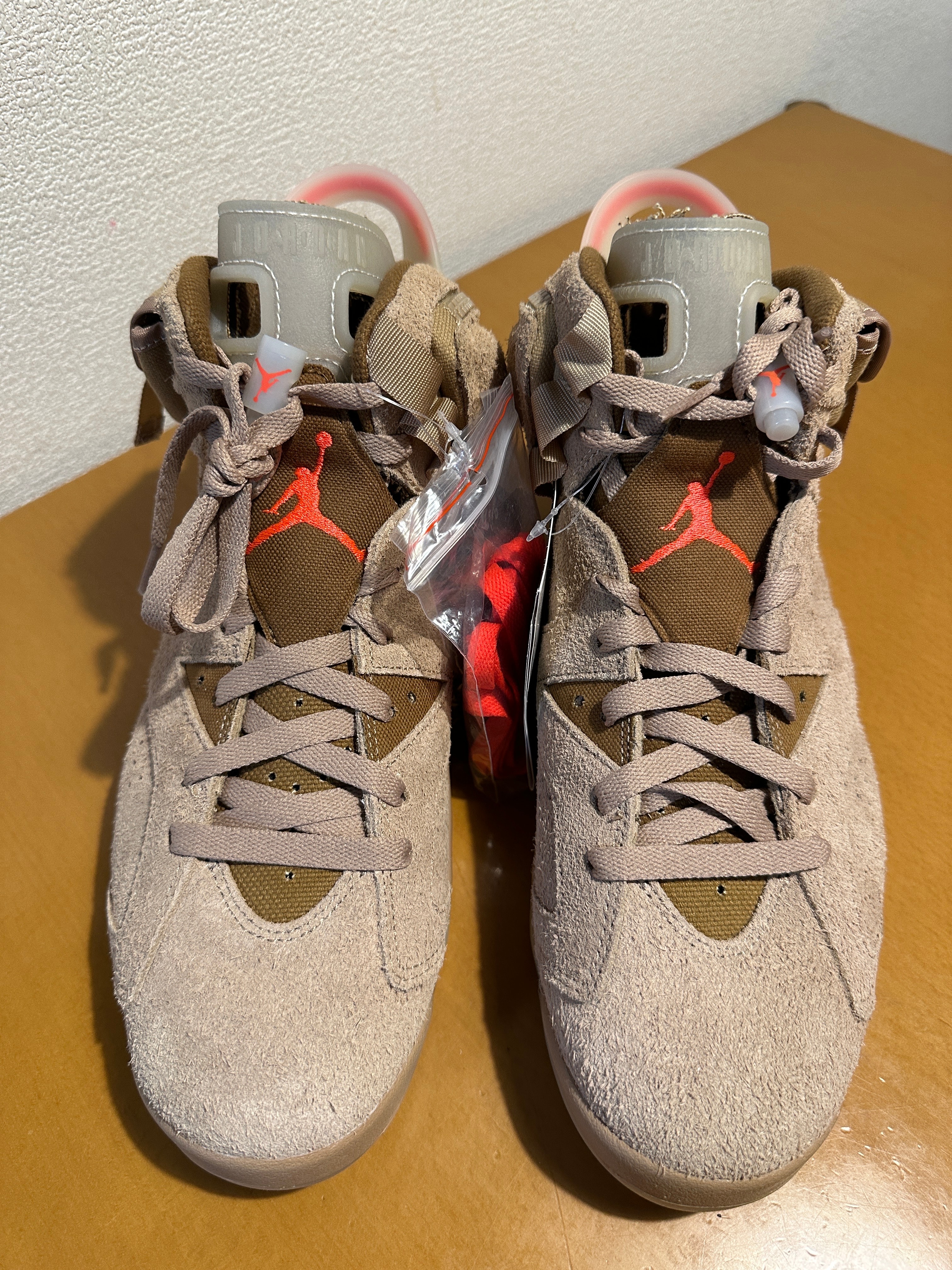 トラヴィススコット × ナイキ エアジョーダン6 "ブリティッシュカーキ"