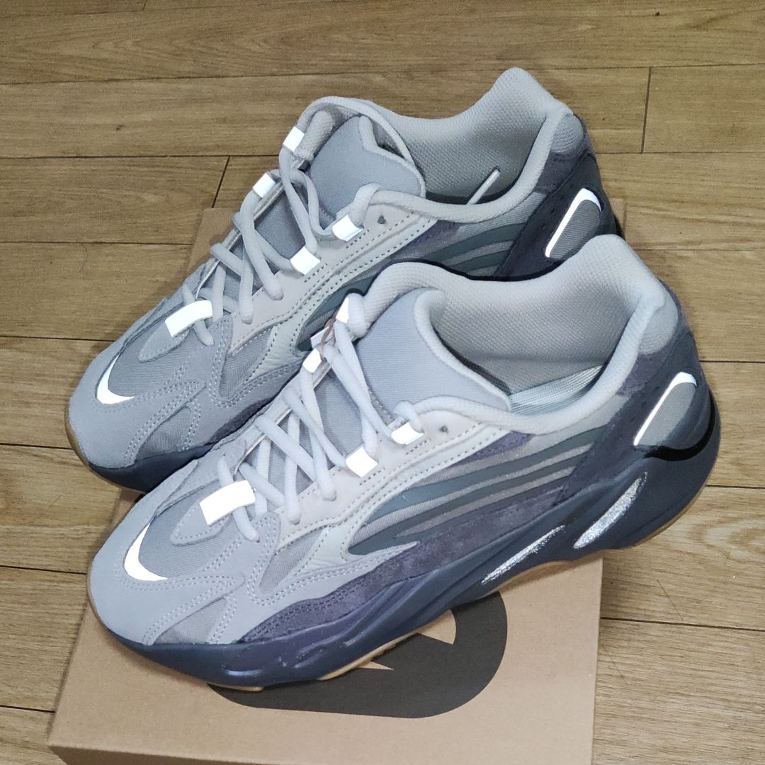 adidas YEEZY Boost 700 V2 "Tephra"