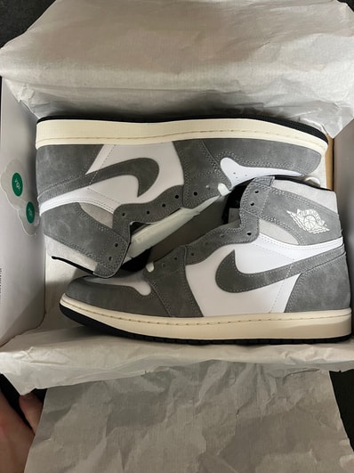 Nike Air Jordan 1 Retro High OG "Black and Smoke Grey"