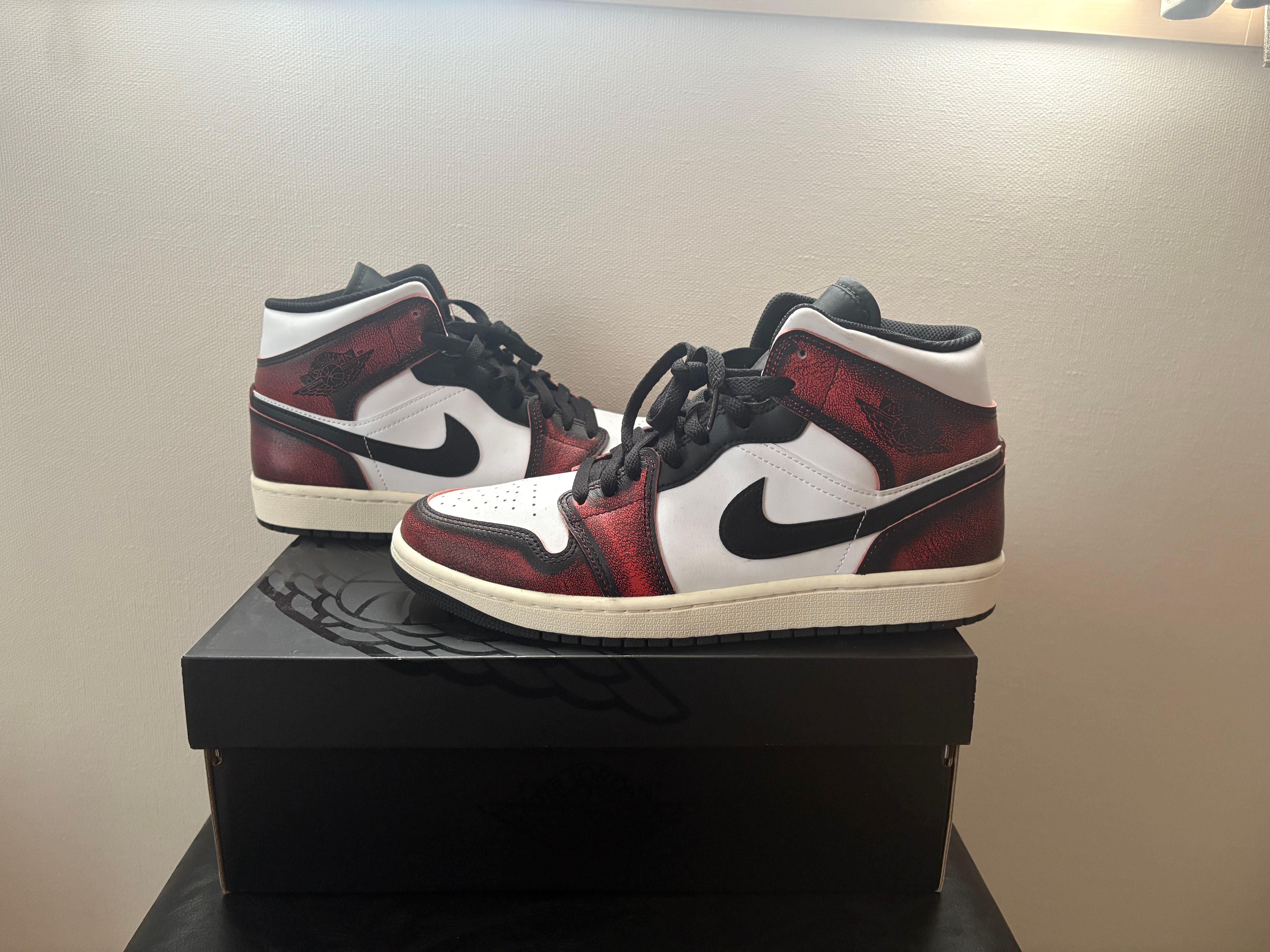 ナイキ エアジョーダン1 ミッド 