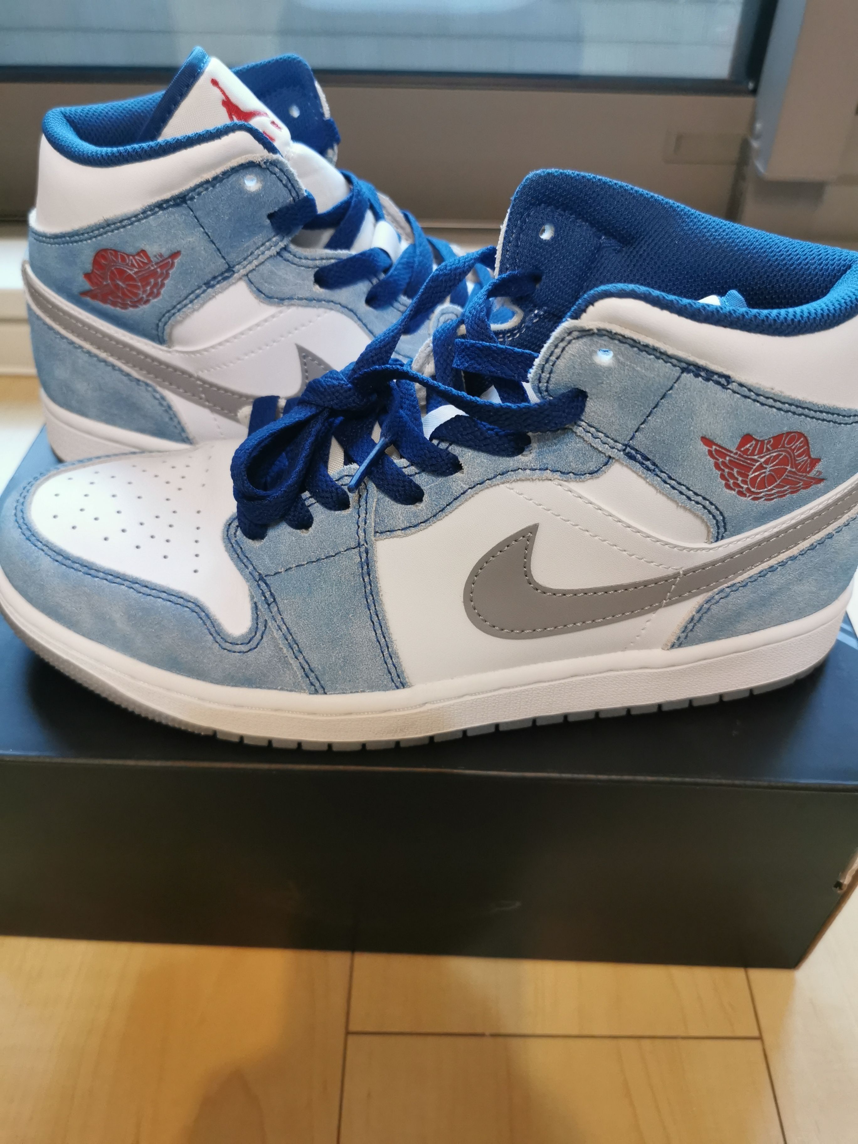 Nike Air Jordan 1 Mid SE "White/Hyper Royal/Red"