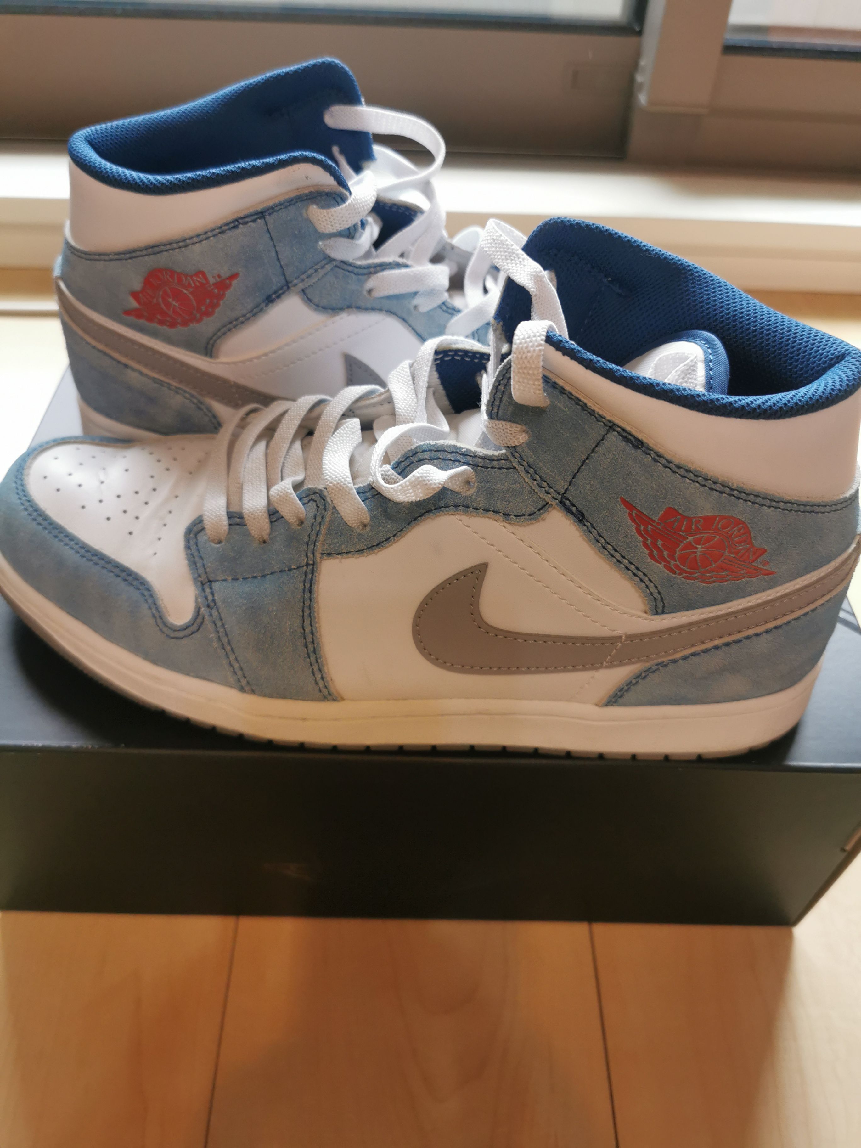 Nike Air Jordan 1 Mid SE "White/Hyper Royal/Red"