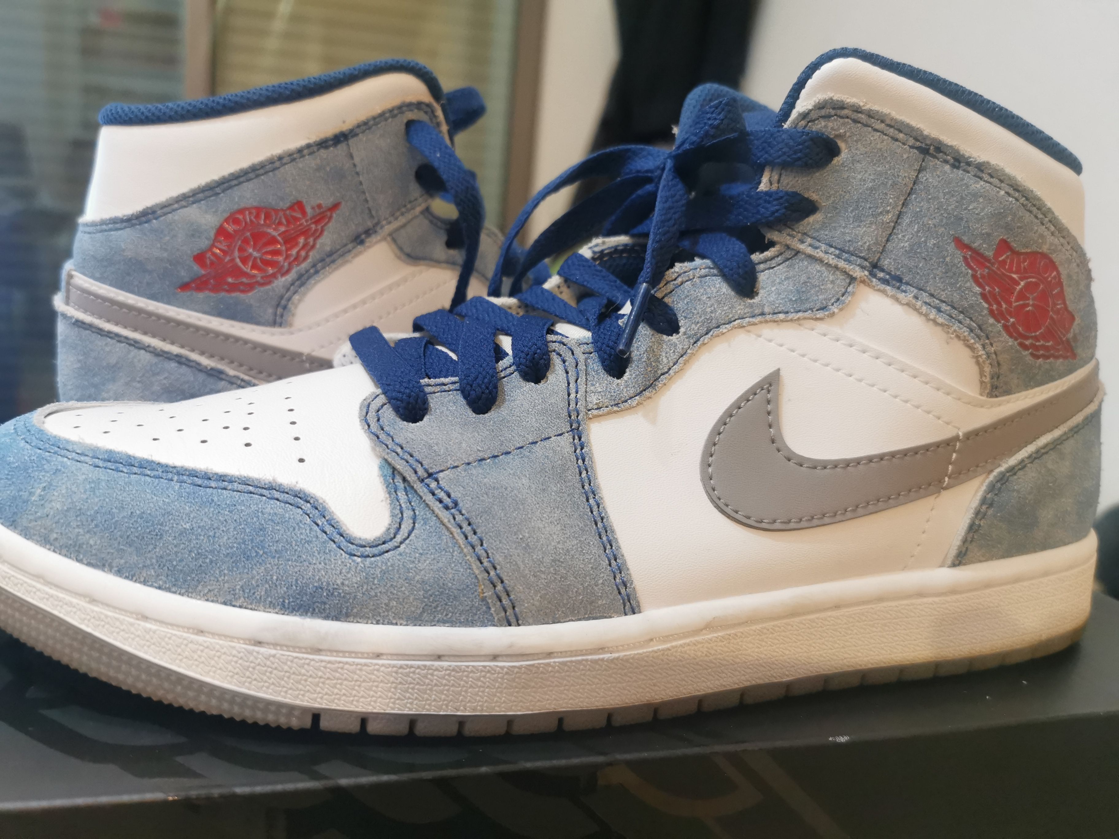 Nike Air Jordan 1 Mid SE "White/Hyper Royal/Red"