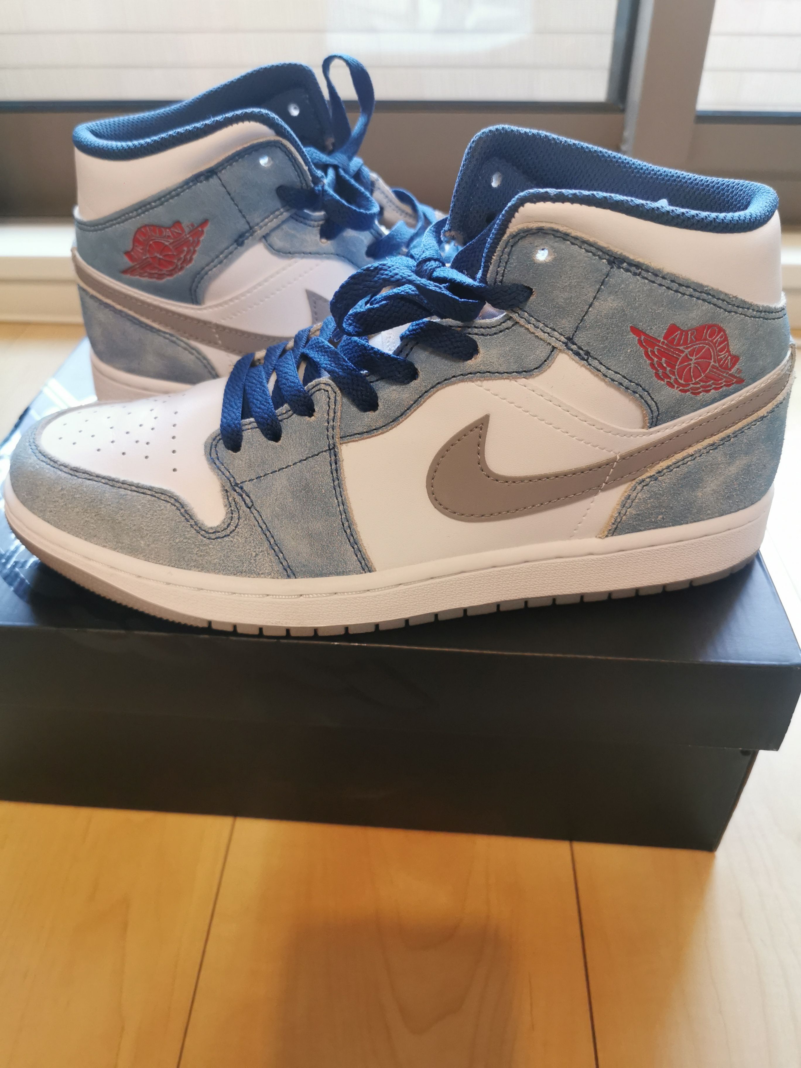 Nike Air Jordan 1 Mid SE "White/Hyper Royal/Red"
