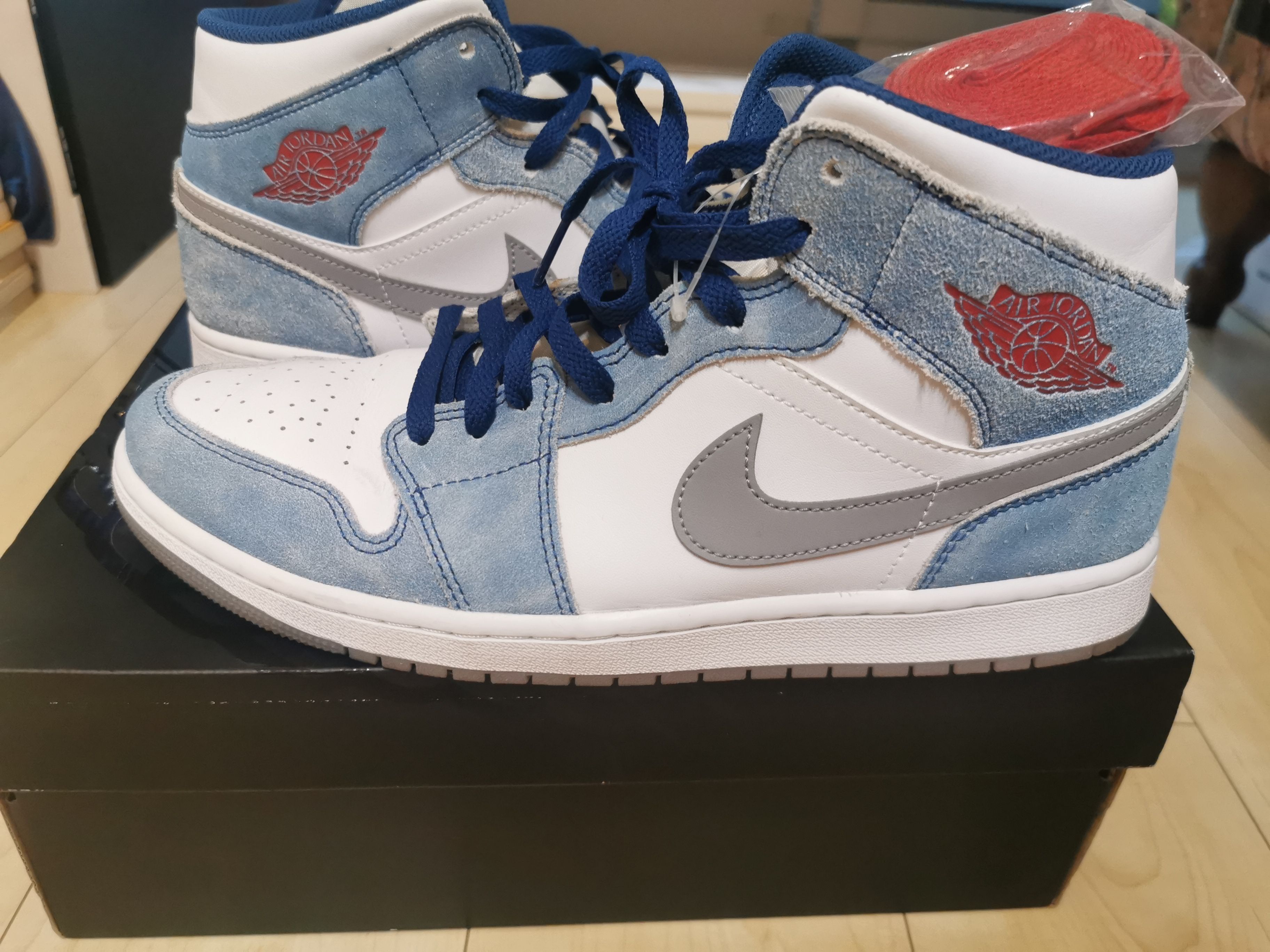 Nike Air Jordan 1 Mid SE "White/Hyper Royal/Red"