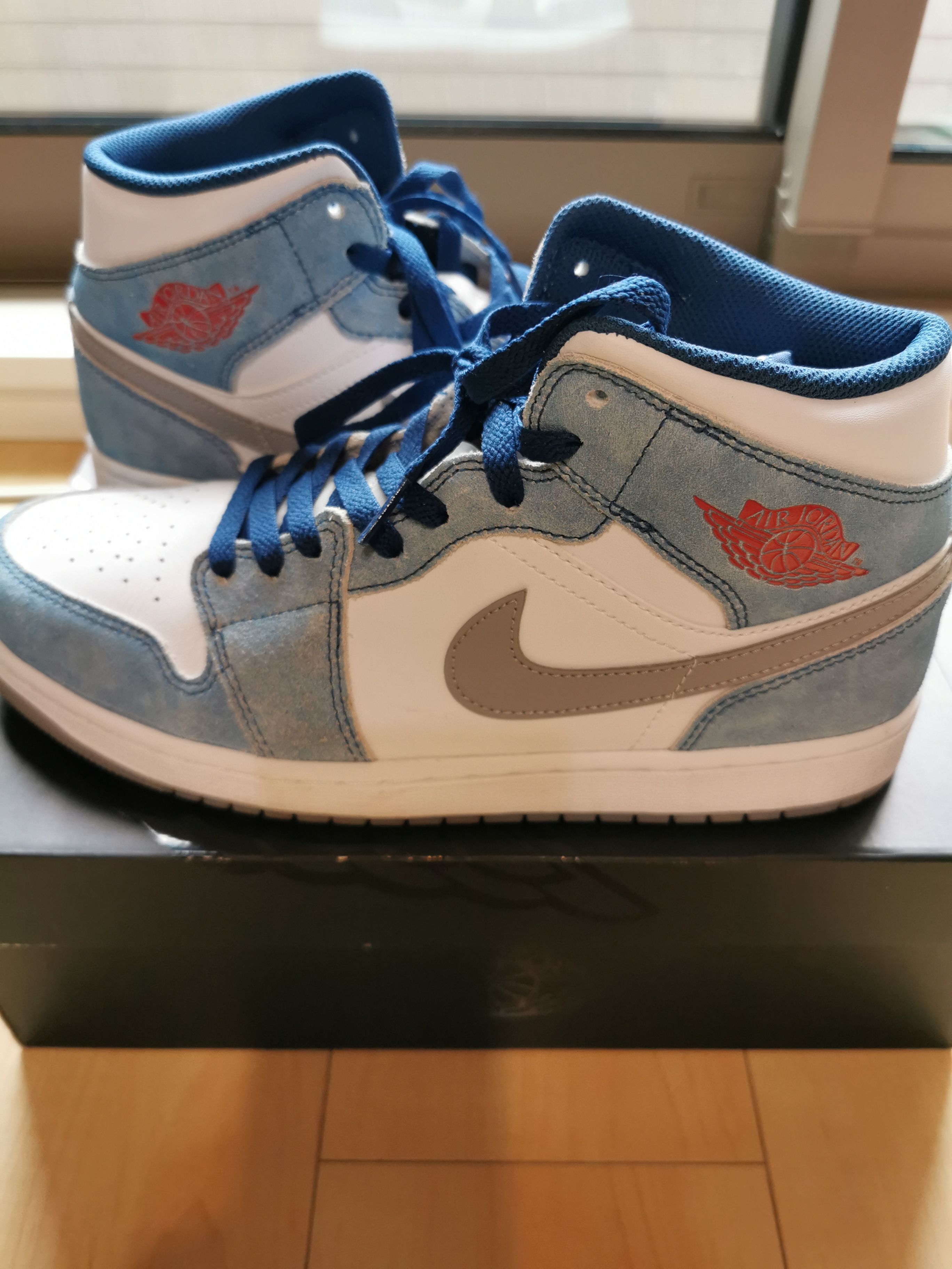 Nike Air Jordan 1 Mid SE "White/Hyper Royal/Red"