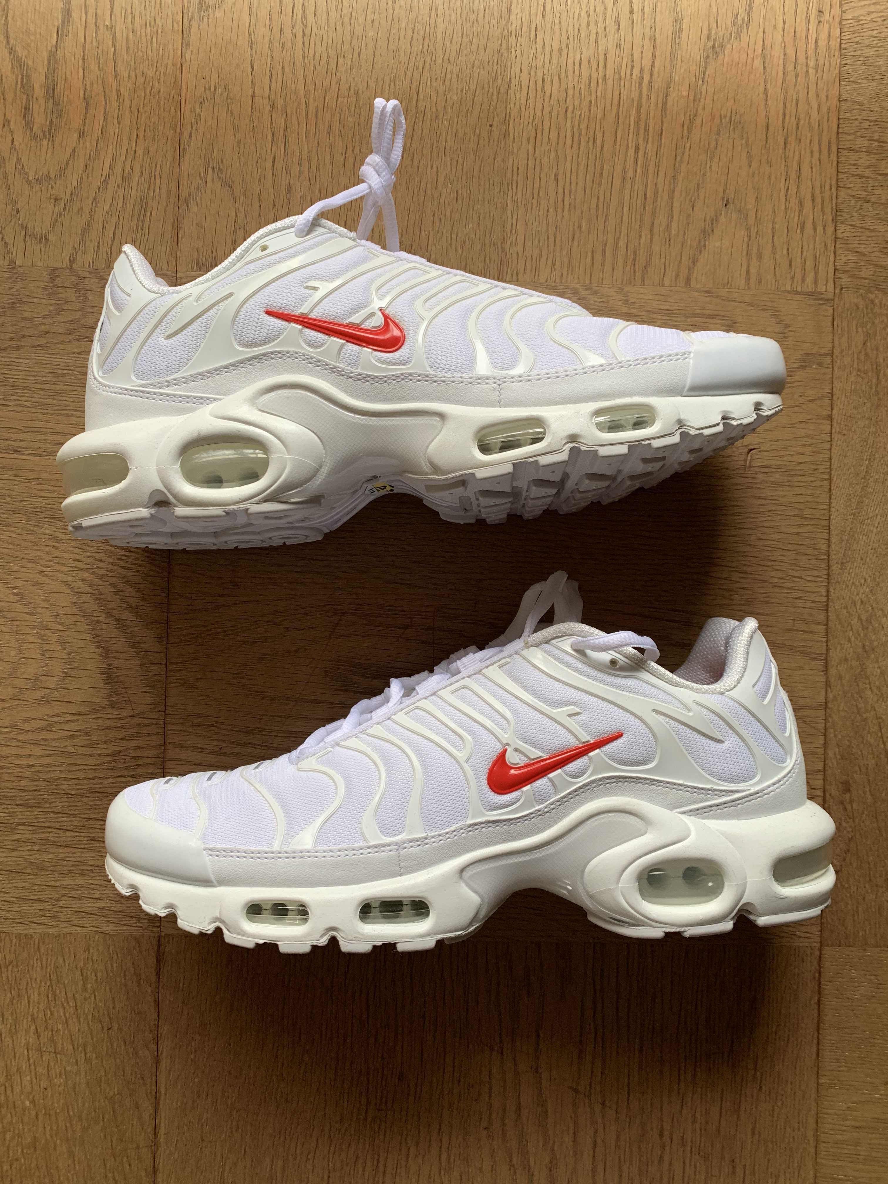 Supreme x Nike Air Max Plus TN "White/Speed Red"